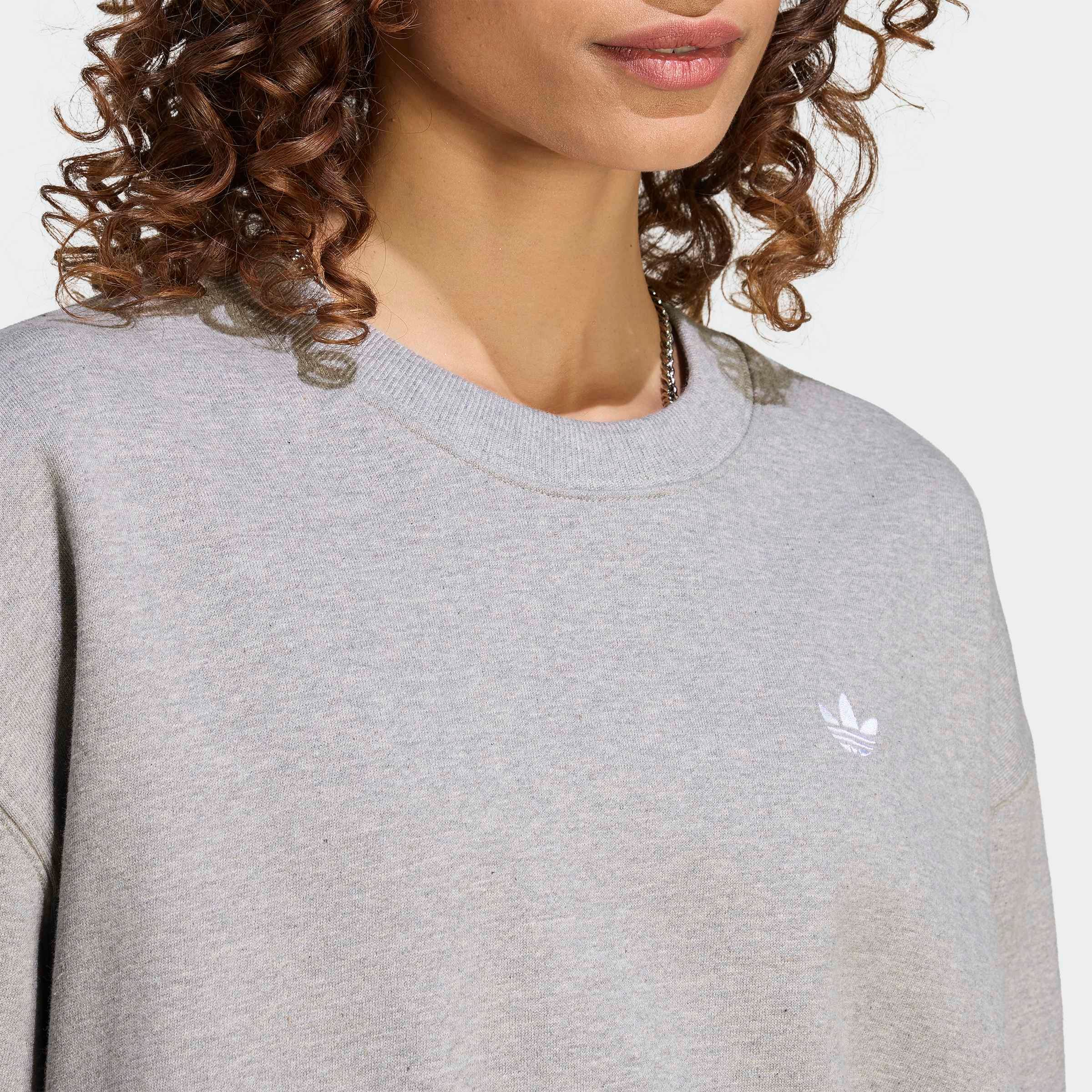 adidas Originals Sweatshirt »ESS FL CRW OS«, mit Rundhalsausschnitt, ohne Verschluss, in normaler Schnittform
