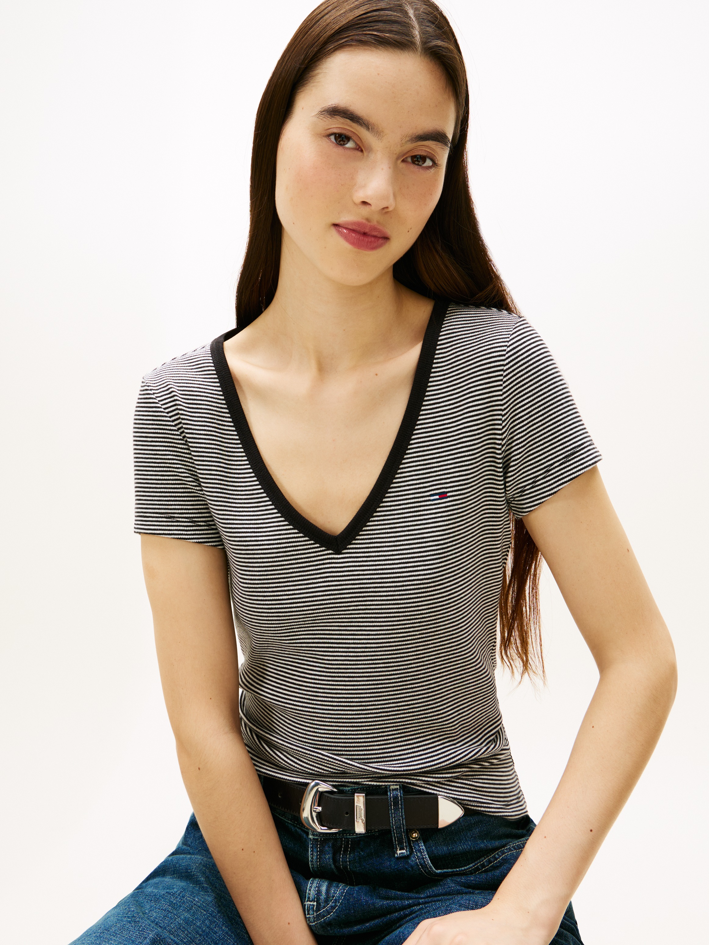 Tommy Jeans Kurzarmshirt »TJW SLIM ESSENTIAL RIB V SHORT SLEEVE« mit gerippter Struktur, V-Ausschnitt, Slim Fit