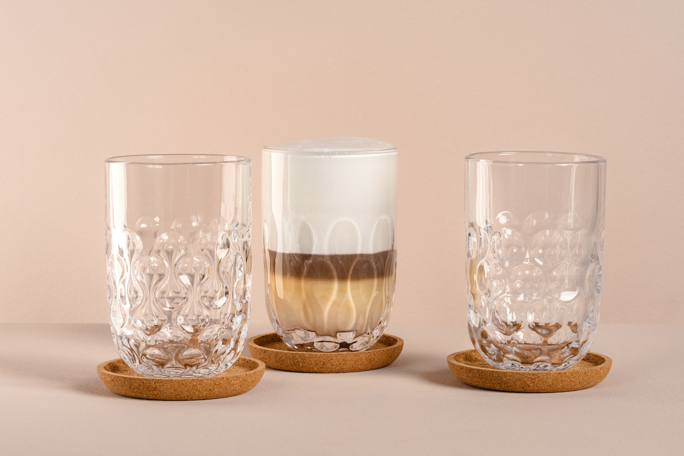 LEONARDO Gläser-Set »Latte Macchiato-Set GOCCE, 380 ml, 6-teilig« 3 Gläser mit unterschiedlichem Tropfenrelief, inkl. Kork-Untersetzer