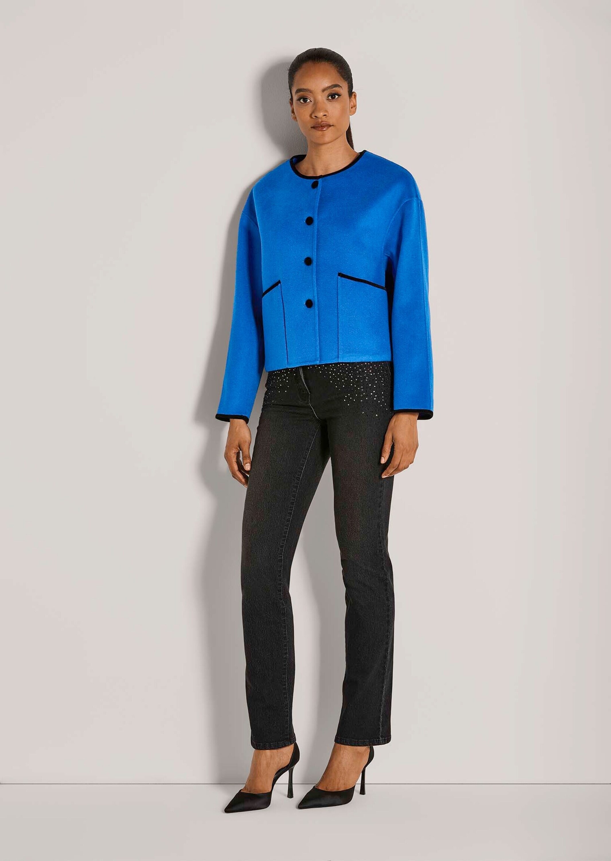 MADELEINE Kurzjacke »Blazer Trendige Kurzjacke mit Kontrastdetails« Aufgesetzte Taschen