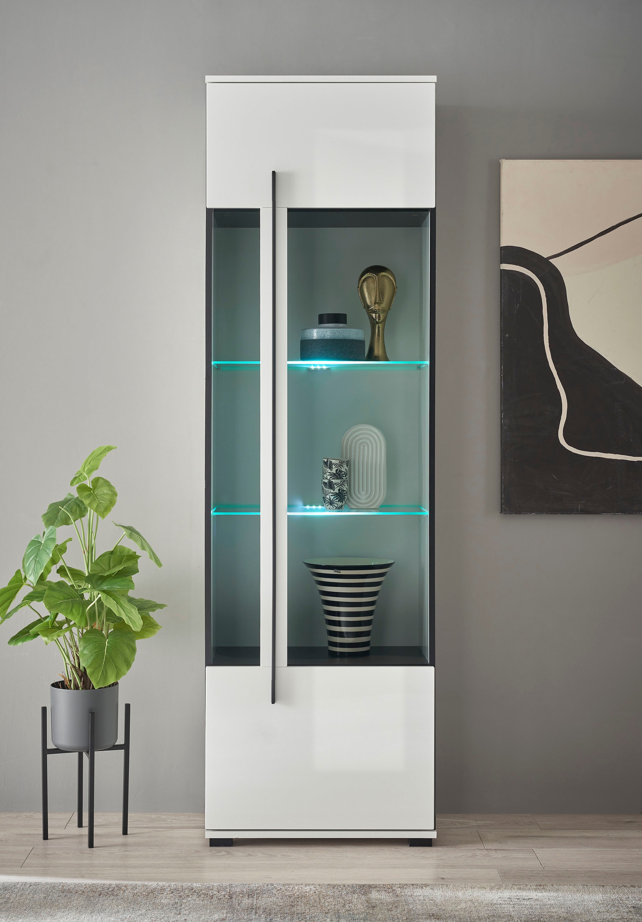 INOSIGN Vitrine »Cantara, Vitrinenschrank in Eiche Evoke oder weiß, Standvitrine«, schwarzer Stangengriff, ausreichend Stauraum, vielseitig einsetzbar