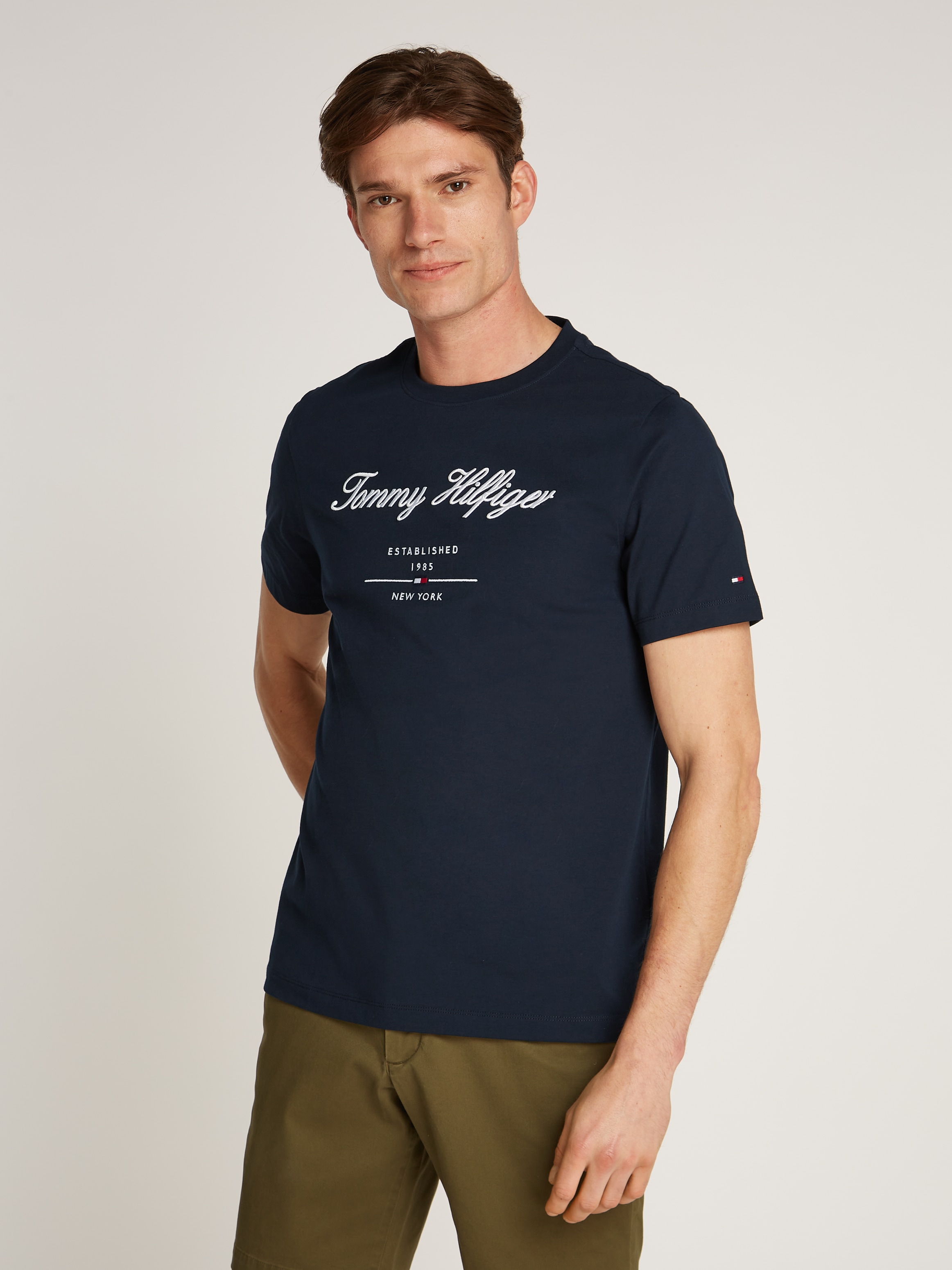 Tommy Hilfiger T-Shirt »SCRIPT LOGO TEE« mit aufgesticktem Logo