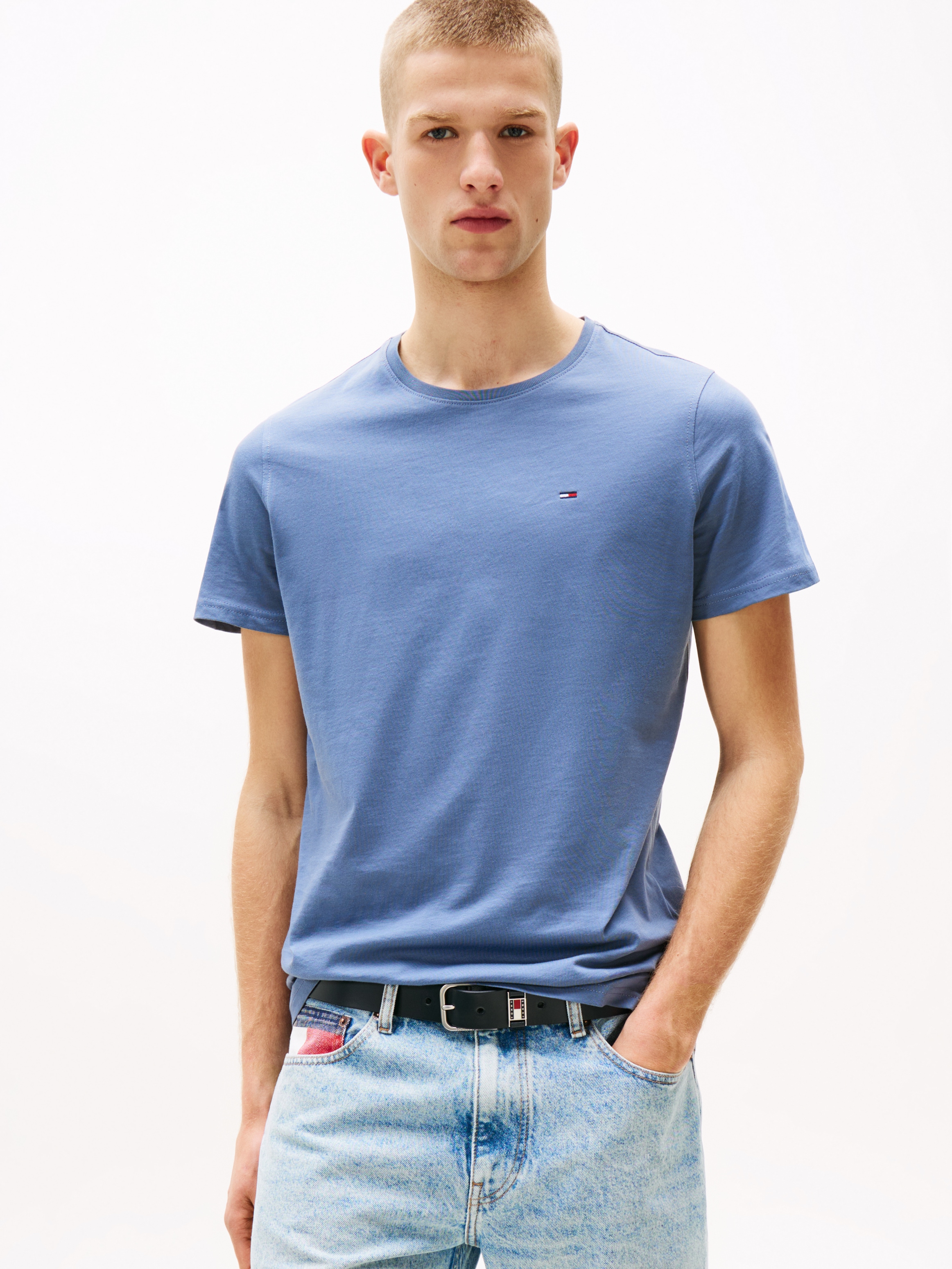 Tommy Jeans T-Shirt »TJM ESSENTIAL SOLID TEE«, mit Rundhalsausschnitt und dezenter Logo-Flag