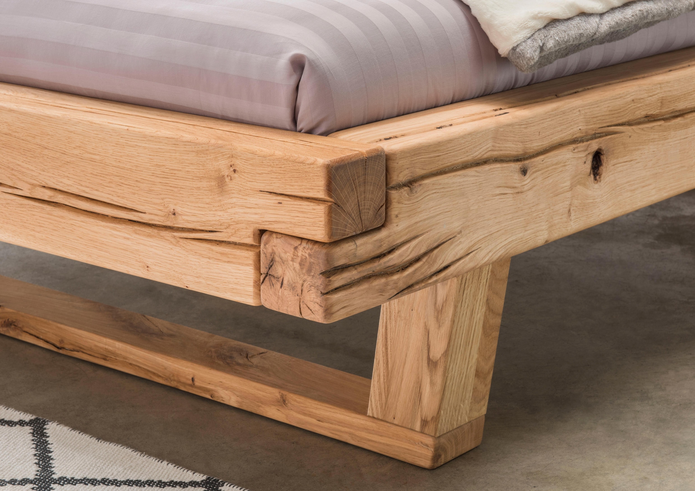 Home affaire Massivholzbett »Ultima Balkenbett Doppelbett, Füße mit Kufenform«, (hohe Belastbarkeit: 200kg je Seite), FSC®-zertifizierte Wildeiche oder Fichte, viele Breiten zur Auswahl