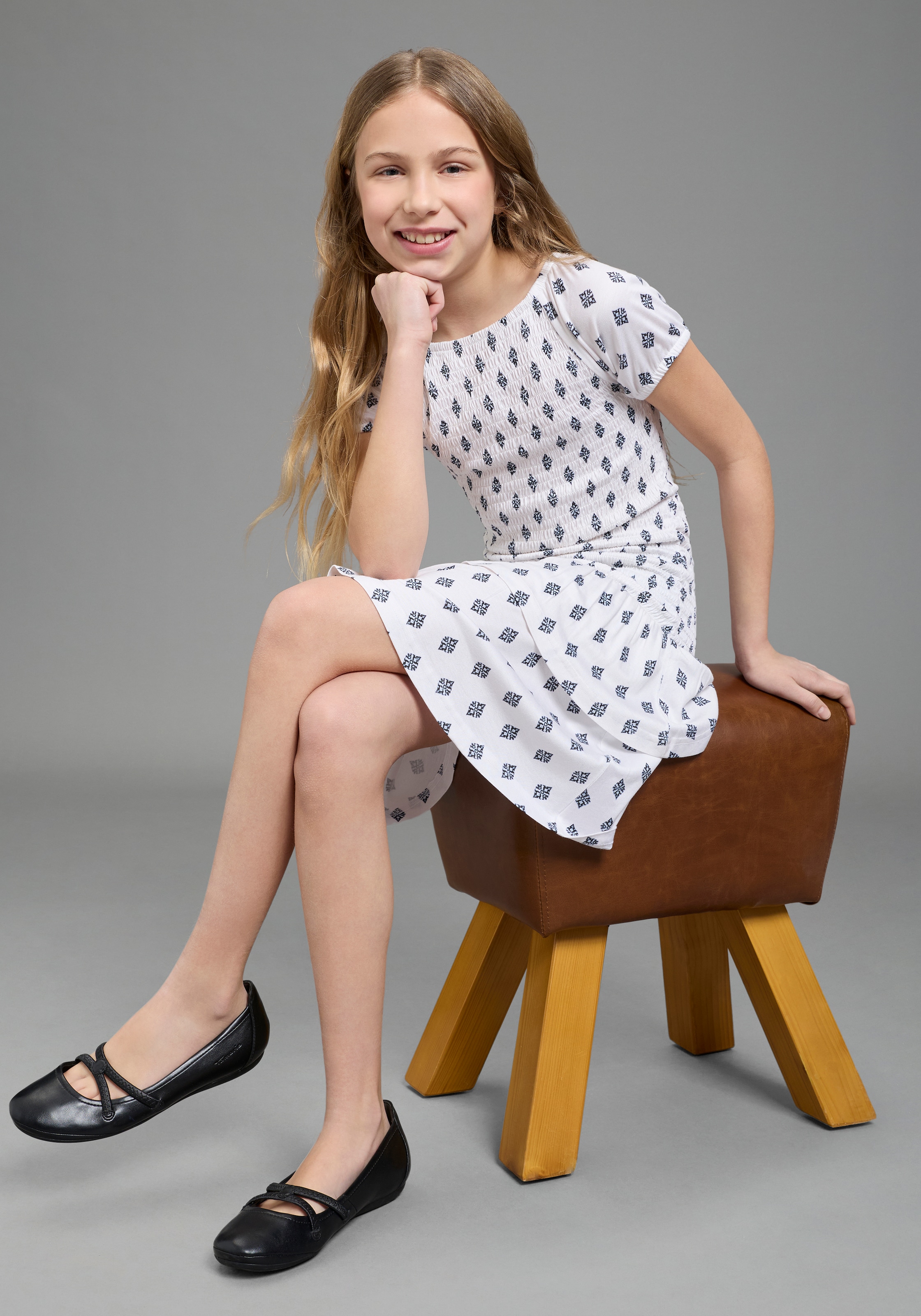 Bruno Banani Jerseykleid »Allover gemustertes Smoke Kleid, Carmenkleid für Mädchen« für Mädchen, mit Carmenausschnitt, aus elastischem Jersey