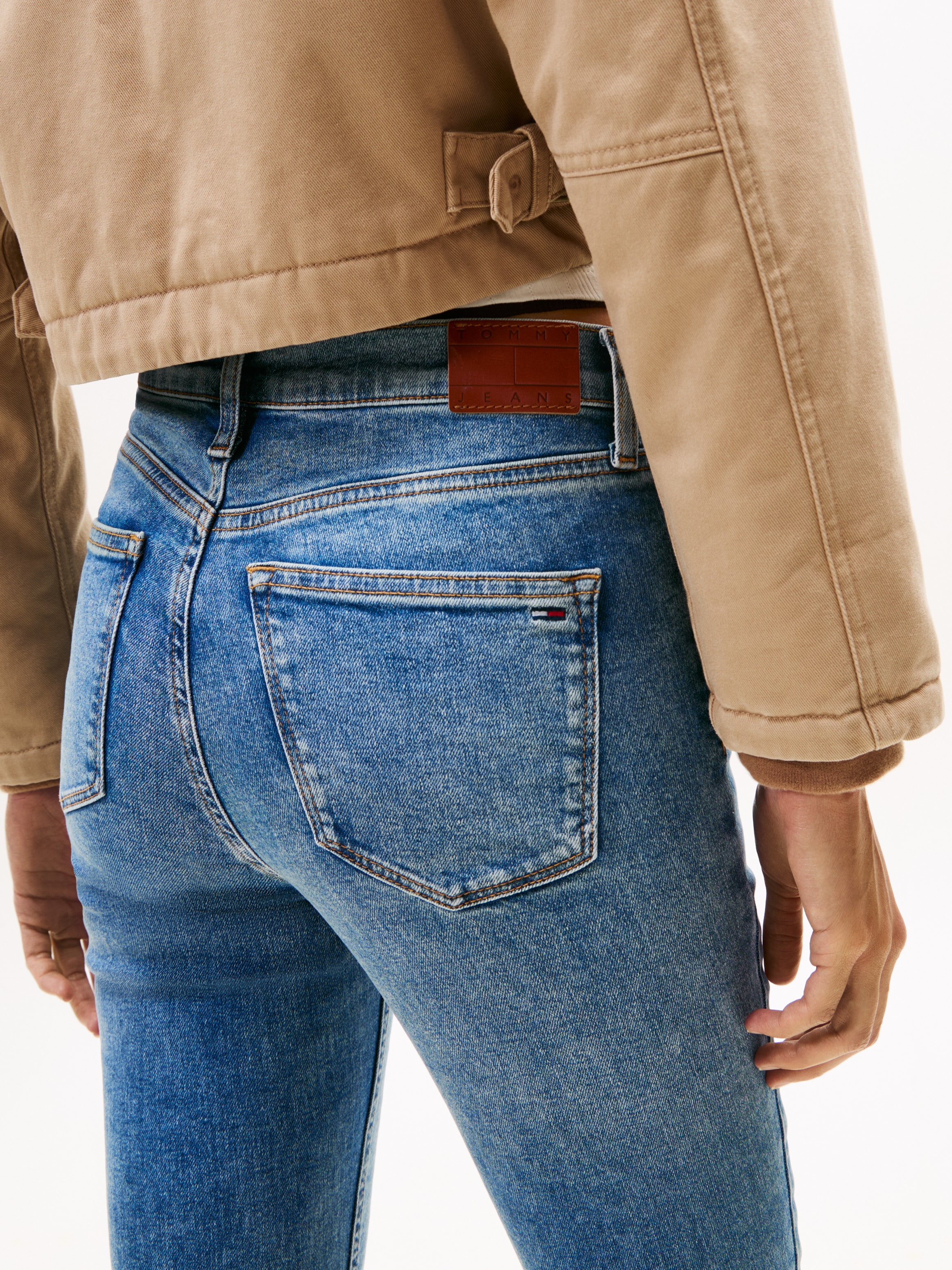 Tommy Jeans Skinny-fit-Jeans »NORA MR SKNY«, mit Waschung, mit Logo-Badge