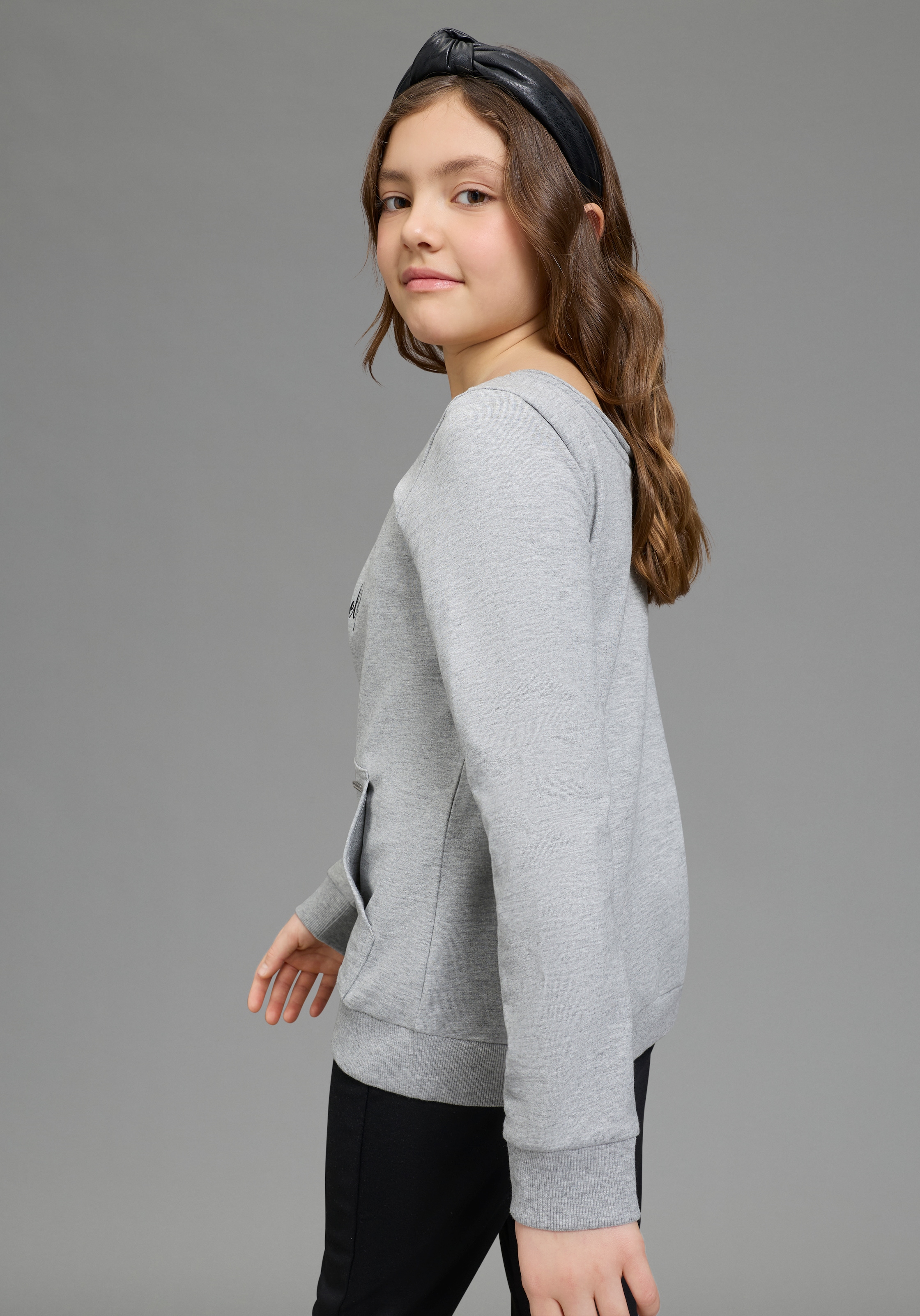 Bruno Banani Sweatshirt »mit lässigem Ausschnitt & Folienprint für Mädchen: BE YOURSELF«, für Mädchen, mit Glitzerdruck und Applikation, mit U-Boot-Ausschnitt
