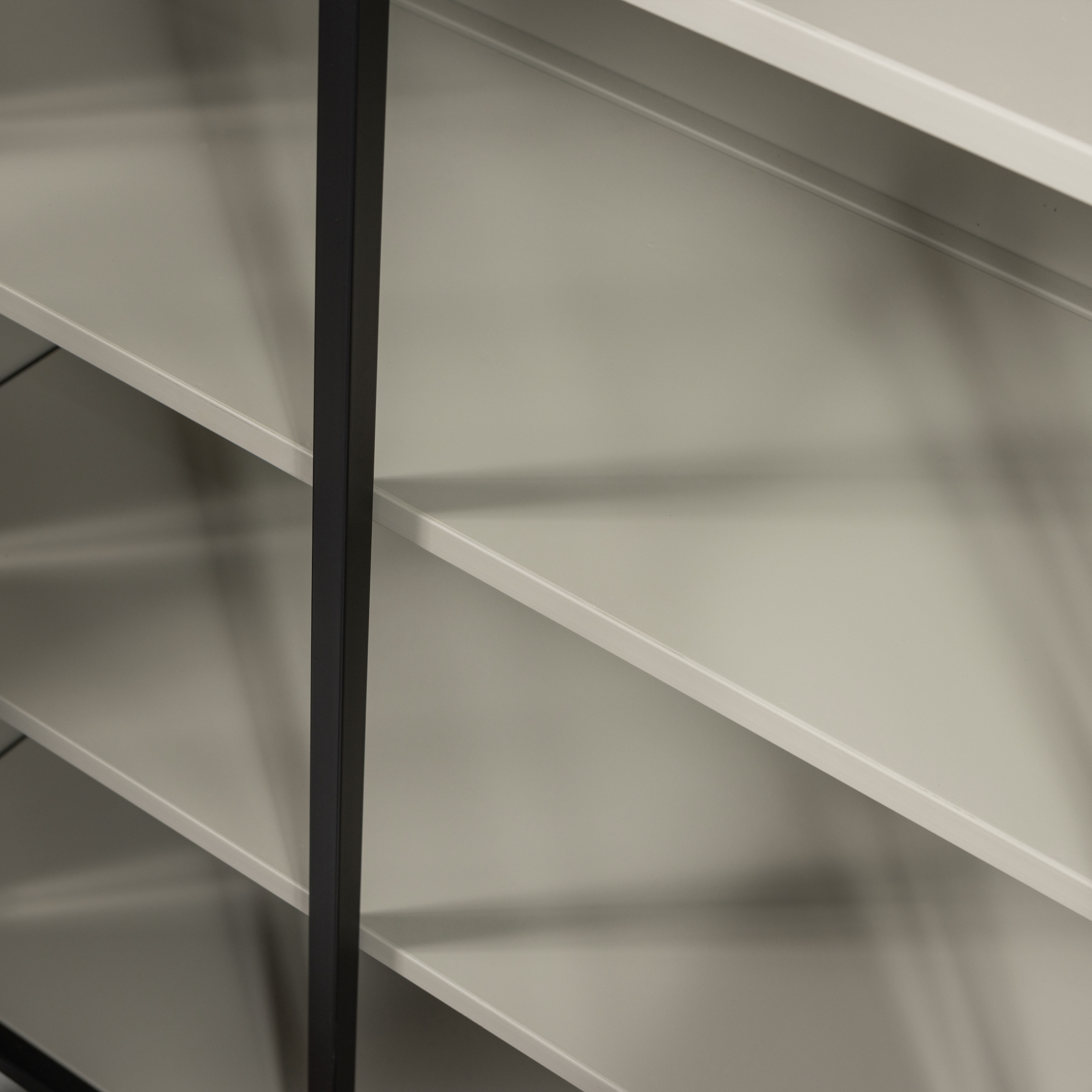 WOOOD Vitrine »Exhibit Glasvitrine aus Metall, B/T/H: 99/44/170 cm« Die Vitrine Exhibit aus mattem Metall hat 5 stabile Einlegeböden.