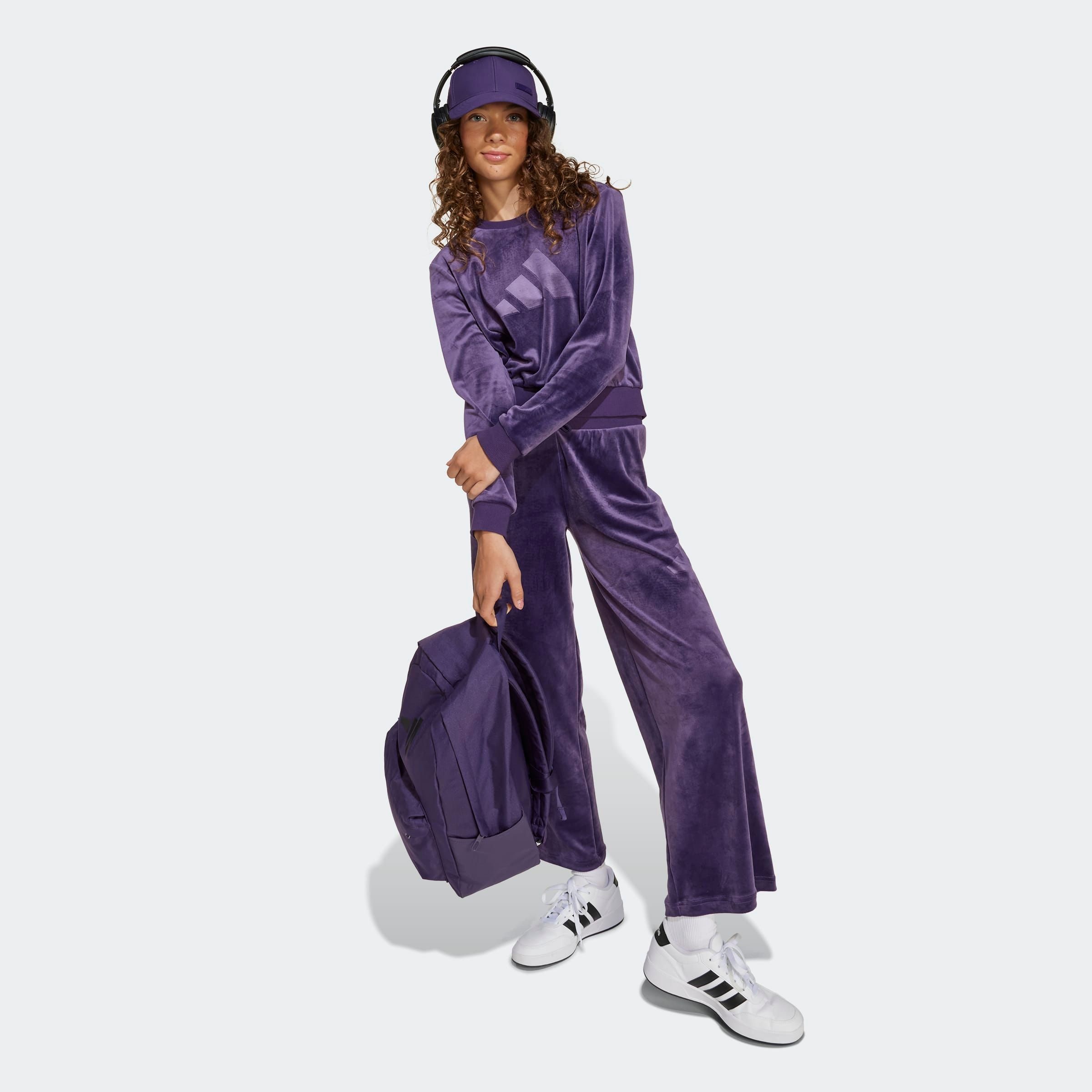 adidas Sportswear Sweatshirt »JG HLD C SWT«, aus weichem Samt, bauchfreier Schnitt, Rundhalsausschnitt
