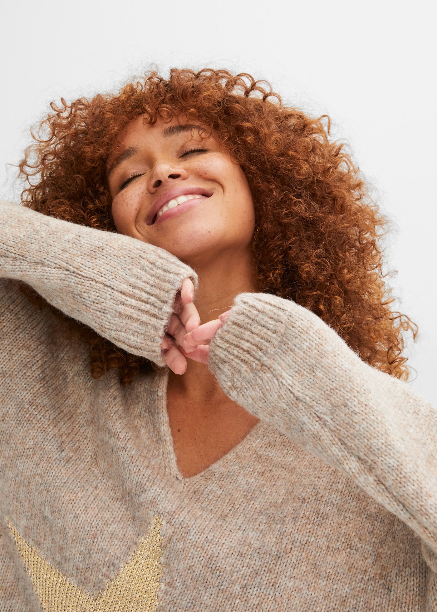 bonprix Strickpullover »Pullover mit Stern« mit metallisierten Fasern, mit Stern-Design, Oversize Passform