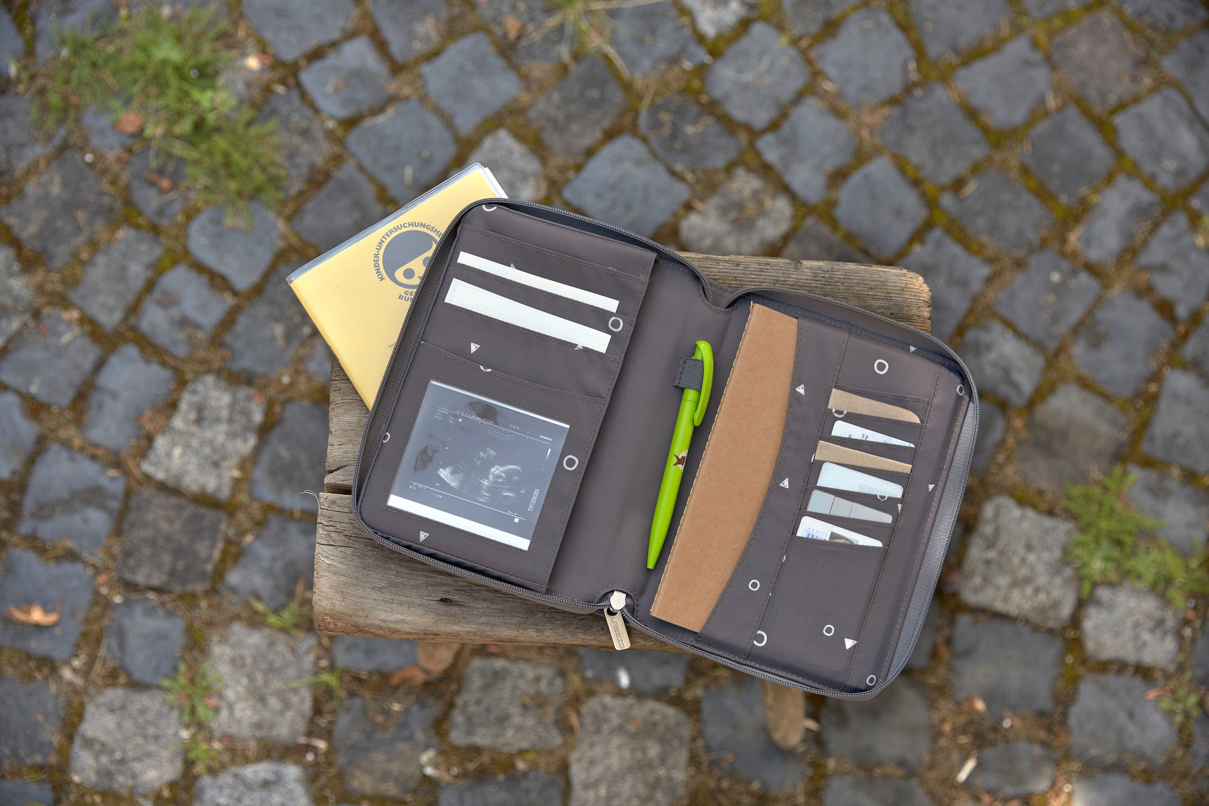 LÄSSIG Mutterpass-Hülle »Casual, Document Pouch, Universe Anthracite«, mit Reißverschluss; PETA-approved vegan