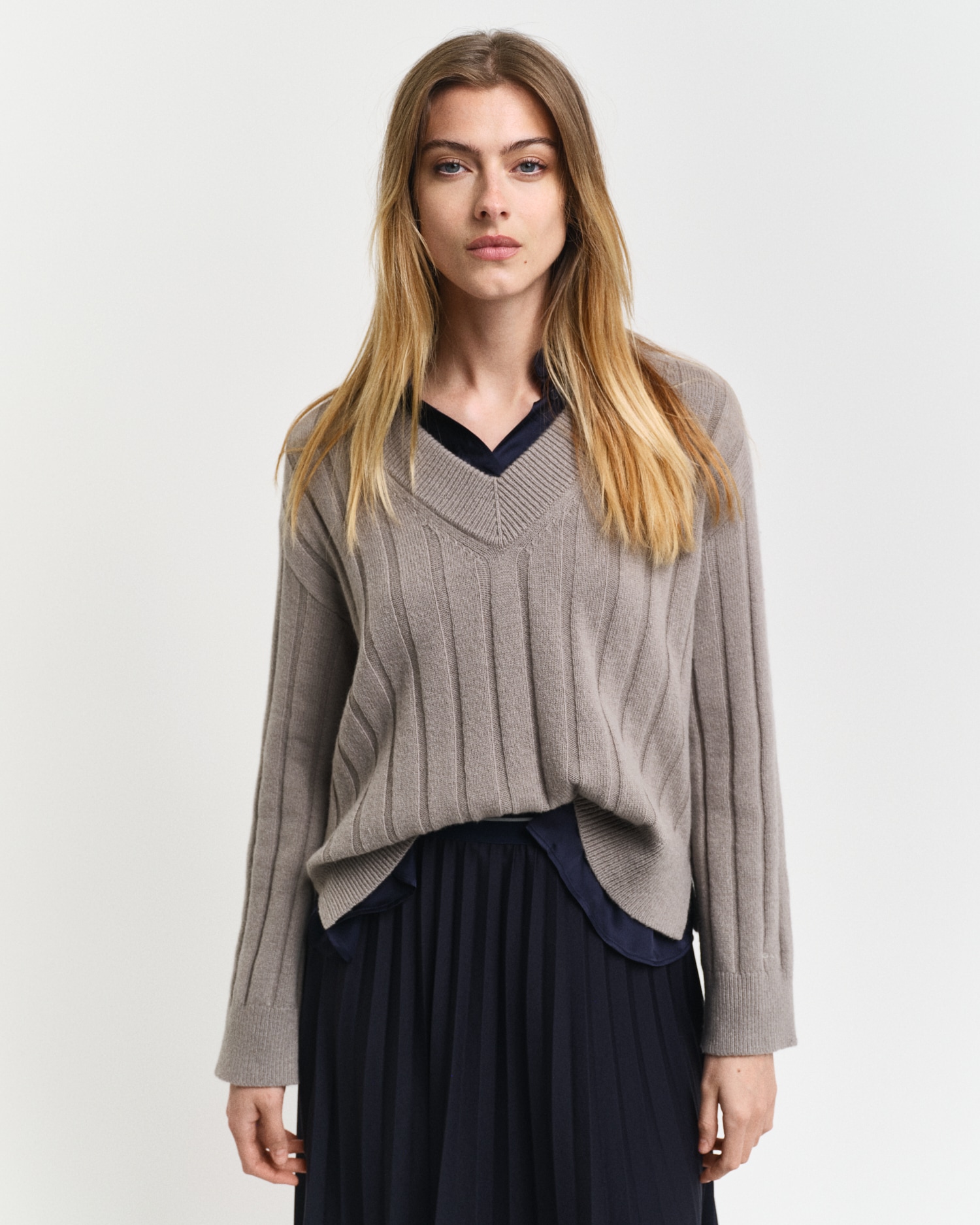 V-Ausschnitt-Pullover »WIDE RIBBED WOOL V-NECK«, mit seitlichen Saumschlitzen, breit...