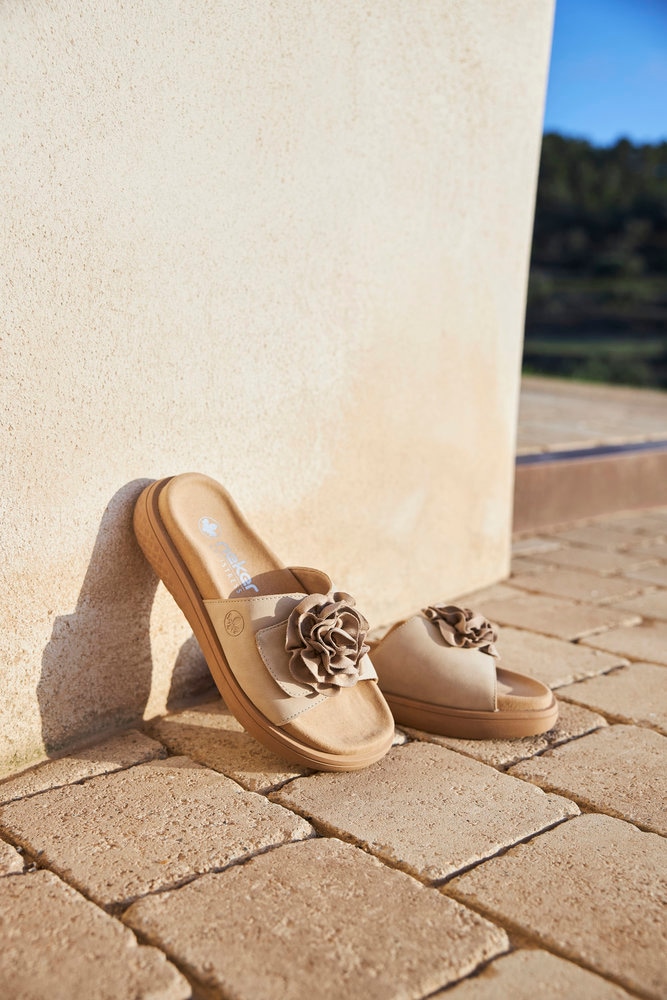 Rieker Pantolette, Sommerschuh, Hausschuh, Strandschuh mit bequemem Fußbett