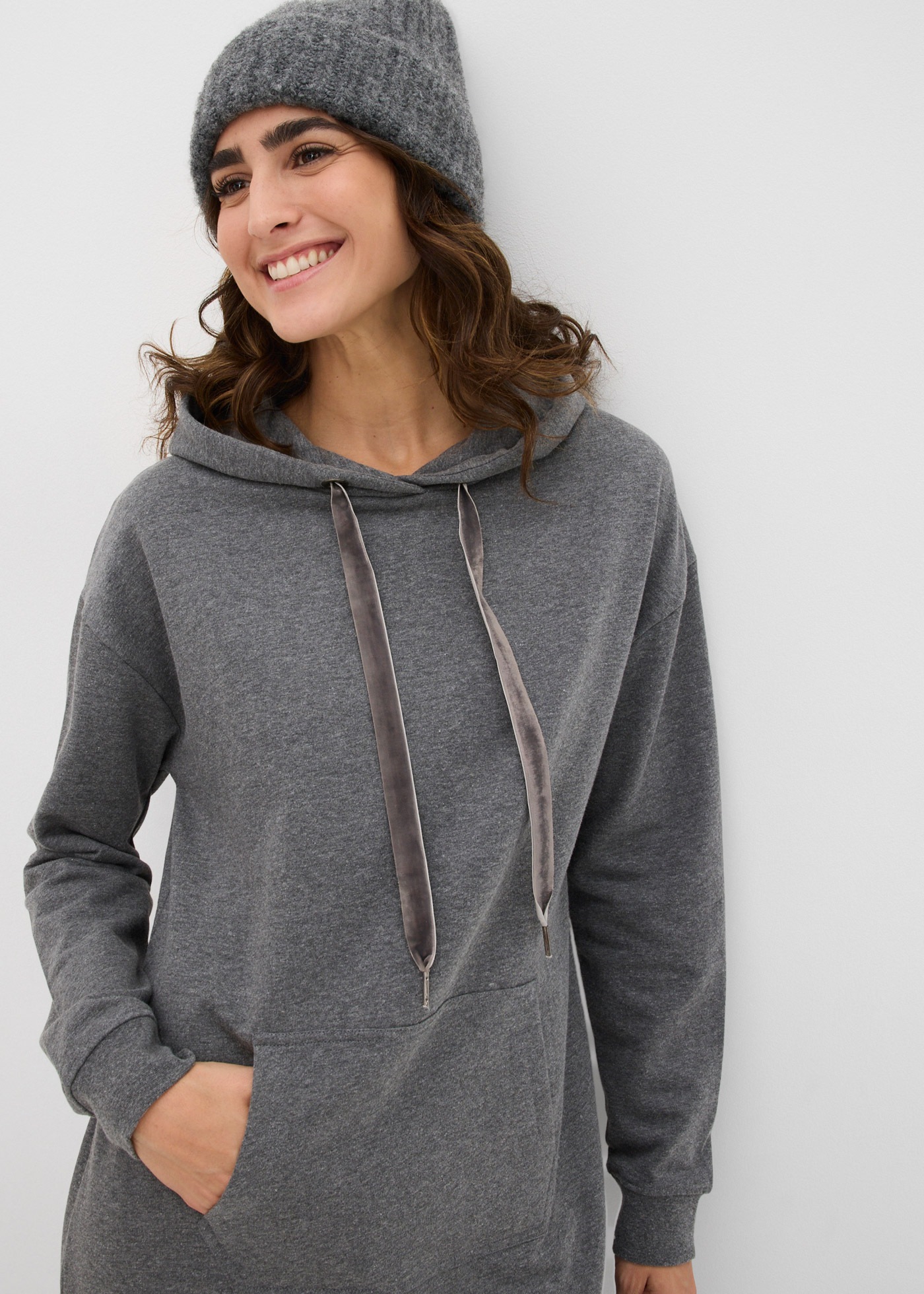 bonprix Sweatkleid »Sweatkleid mit Baumwolle« Kängurutasche mit Kapuze, aus Baumwolle und Viskose, lockere Passform