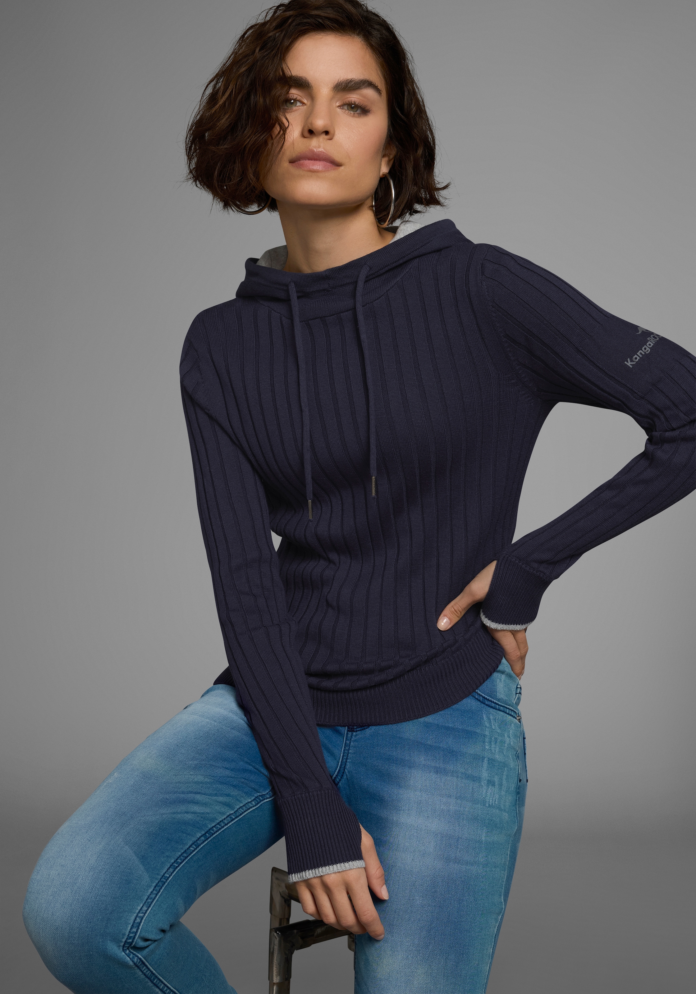 KangaROOS Strickpullover, mit kontrastfarbener Kapuzeninnenseite und Logodruck auf dem Arm
