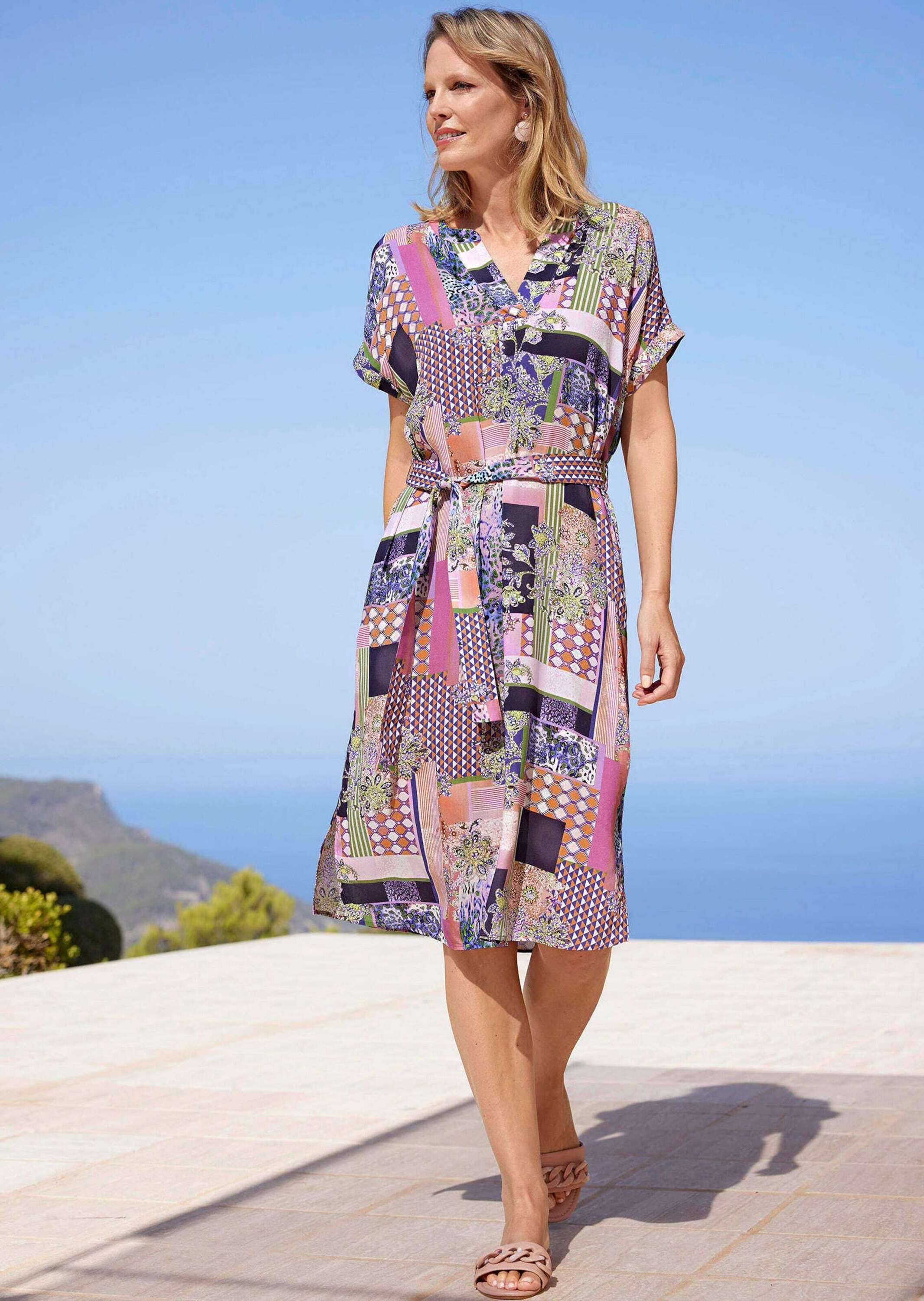 GOLDNER Sommerkleid »Kurzgröße Kleid mit V-Ausschnitt« Nahttaschen Bindegürtel