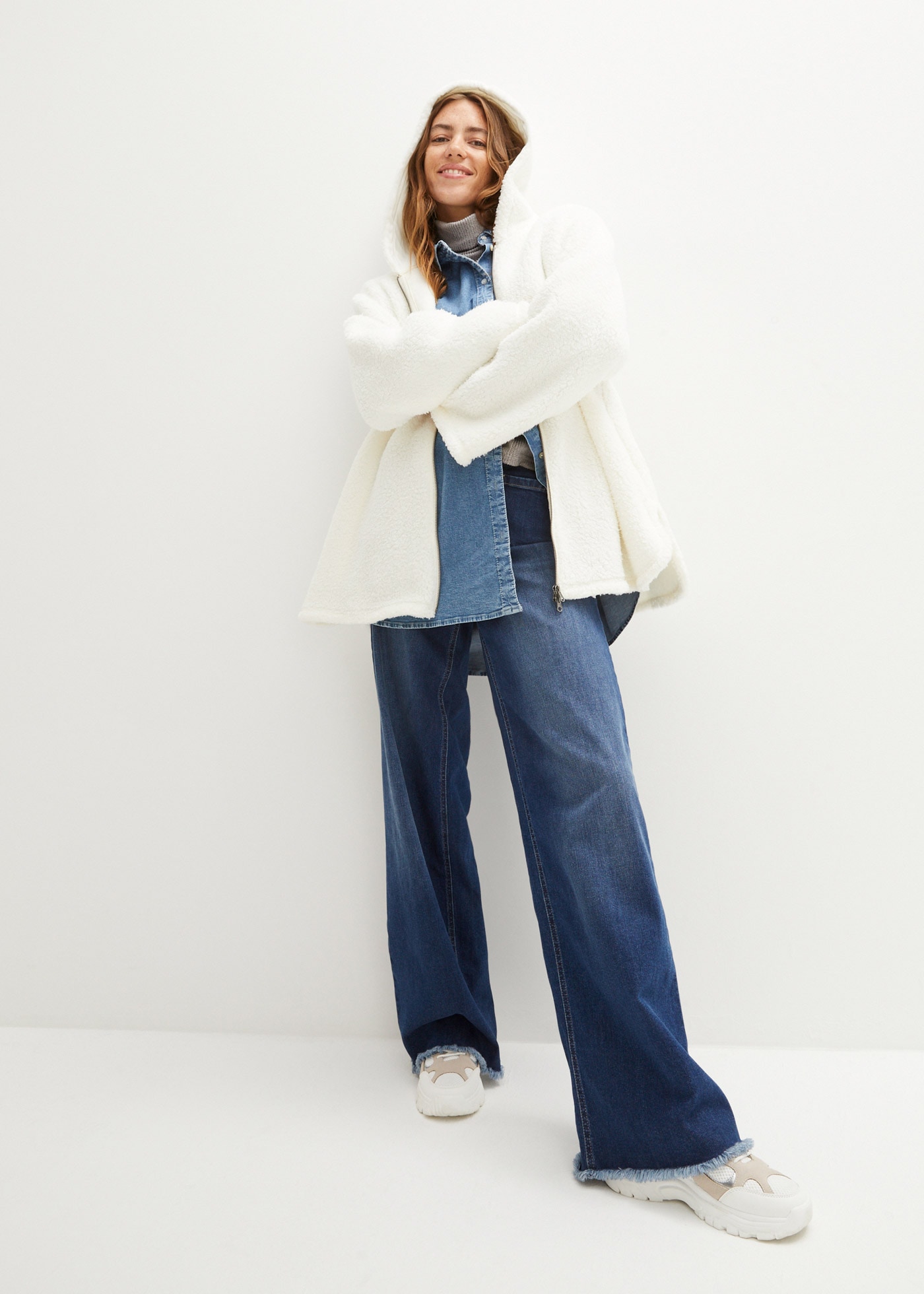 bonprix Fleecejacke mit Kapuze aus kuscheligem Teddymaterial, mit Stehkragen und Kapuze, in A-Linie