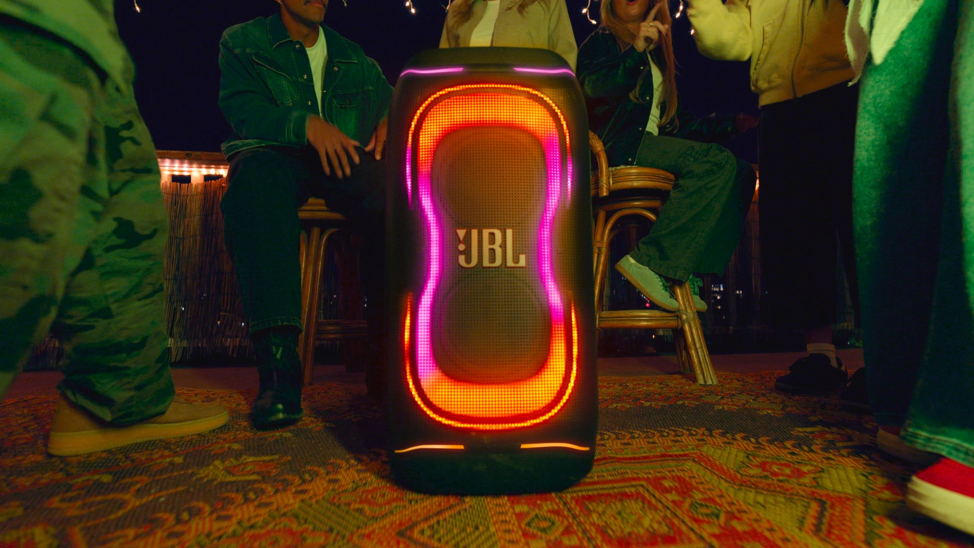 JBL Party-Lautsprecher »PARTYBOX 330« (A2DP Bluetooth | AVRCP Bluetooth | Bluetooth Lautstärkeanpassung 280 W) Tragbarer Party-Lautsprecher mit Beleuchtung, Teleskopgriff und Rollen