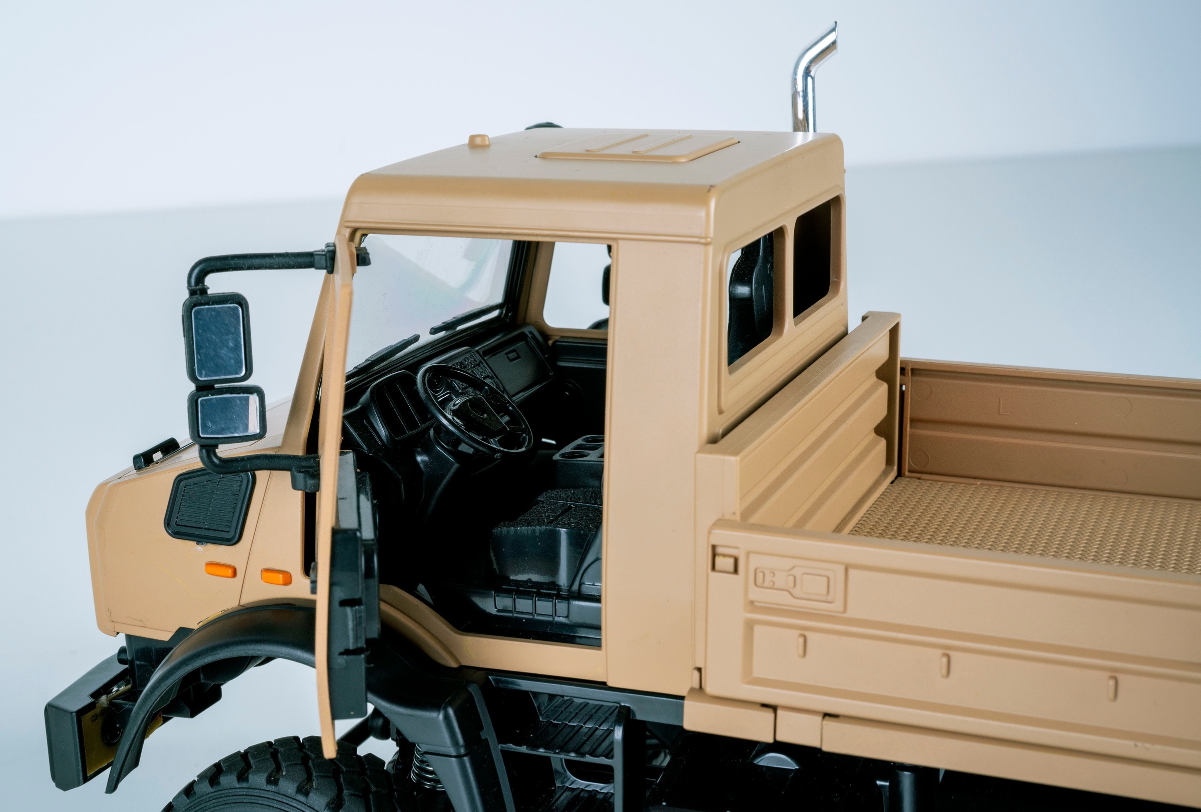 Jamara RC-LKW »Mercedes-Benz Unimog U5023 beige 2,4GHz« LED-Licht; Maßstab 1:14