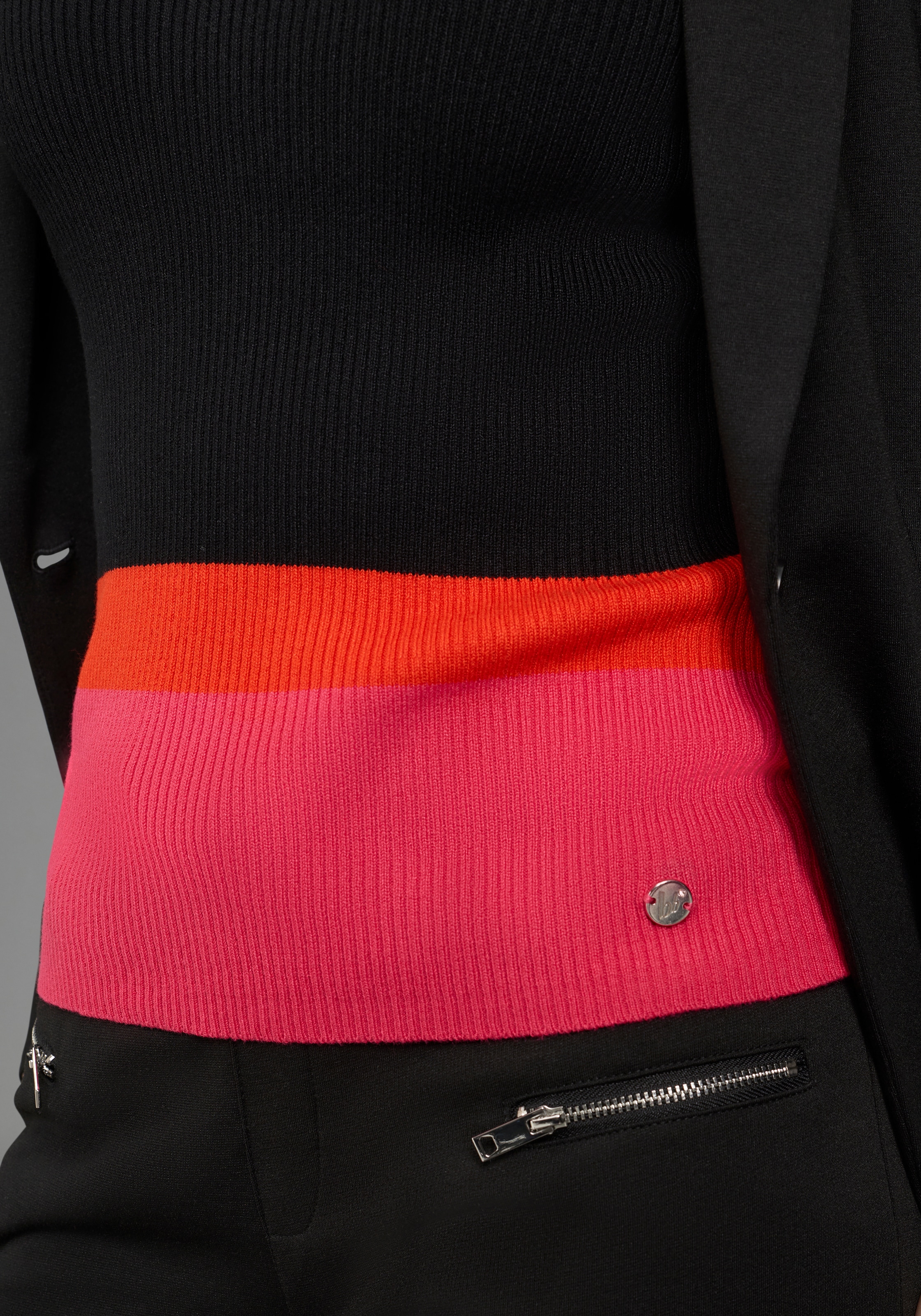 Bruno Banani Stricktop figurbetonte Passform, tiefer V-Ausschnitt, Colorblock-Design