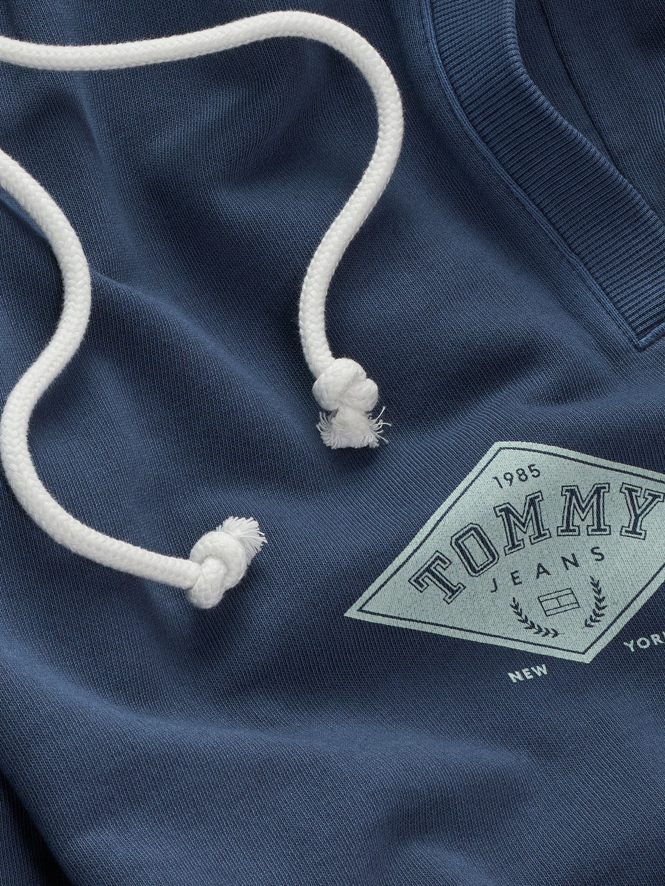Tommy Jeans Sweatshorts »TJM REG VARSITY GRAPHICS SHORT«