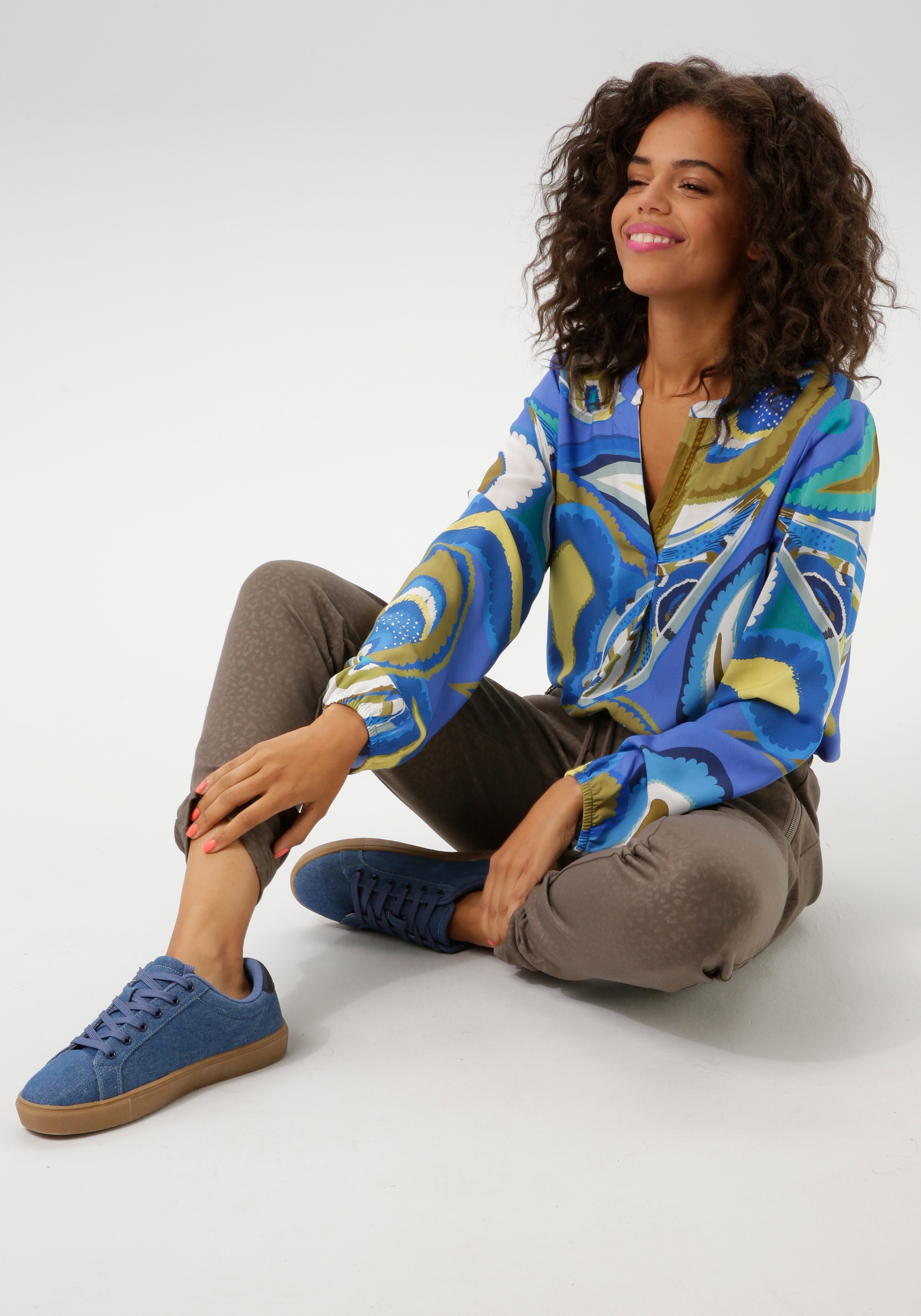 Aniston CASUAL Schlupfbluse, mit farbharmonischen, großflächigem Paisley-Muster