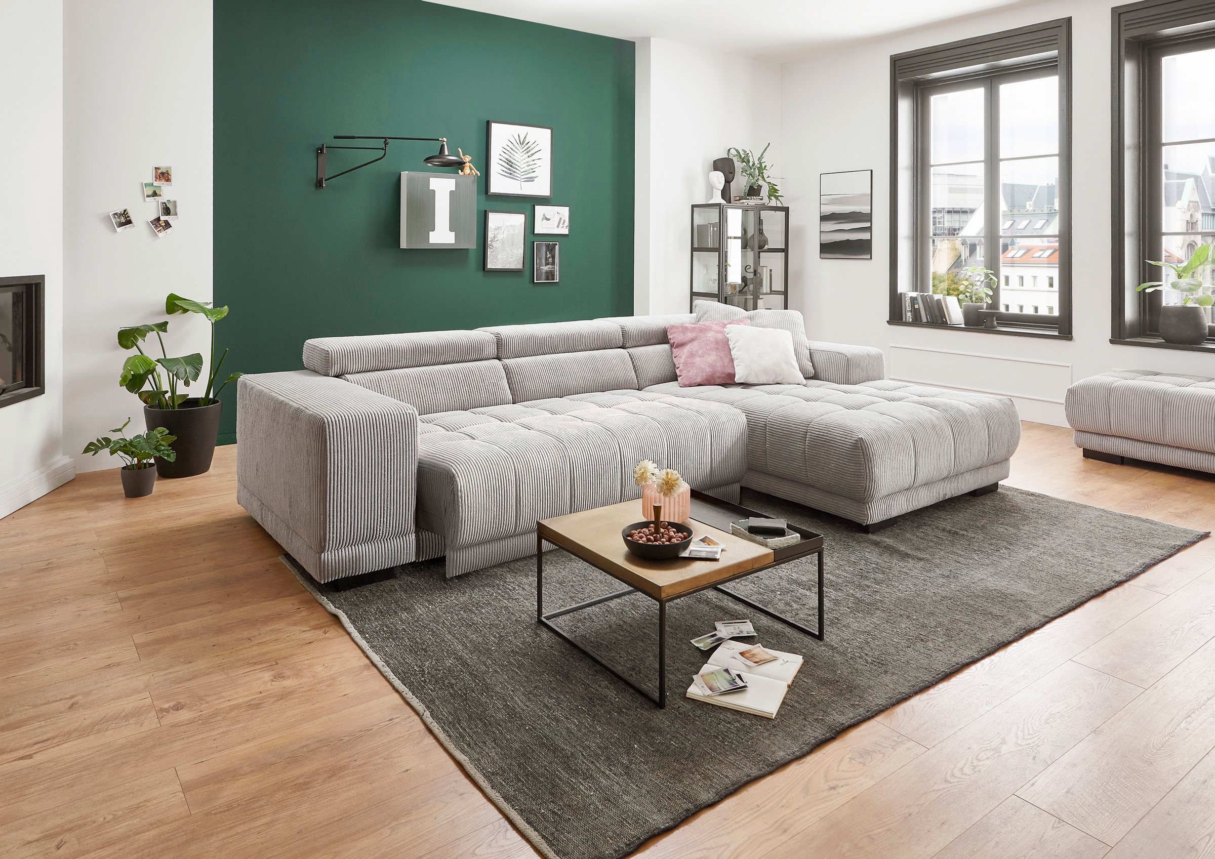 Die PlanBar Ecksofa »MP-IN15053 L-Form schmaler Schenkel« mit Kopfteilverstellung, wahlweise mit manueller Vorziehbank