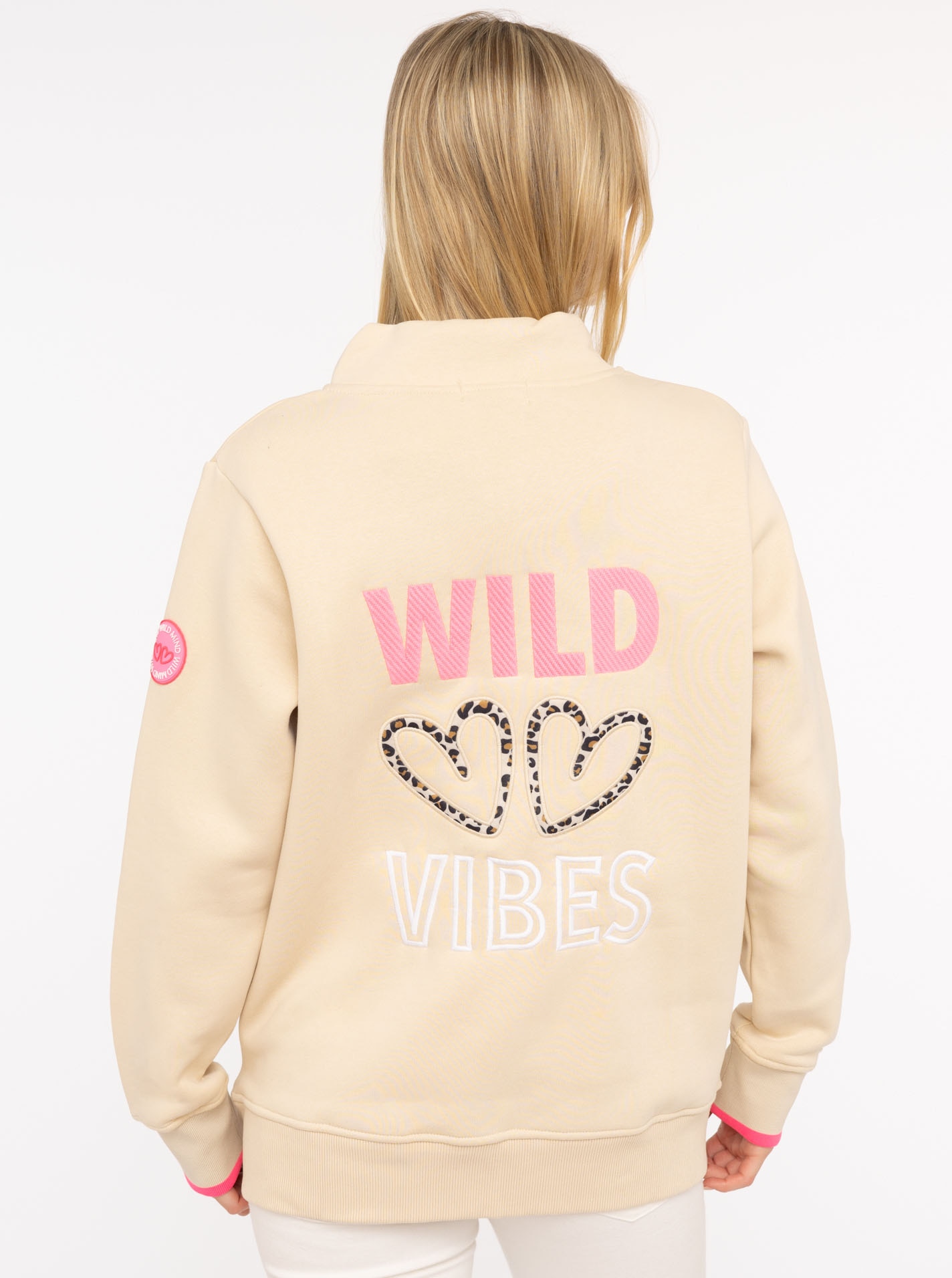 Zwillingsherz Troyer »"Wild Vibes"«, mit Stehkragen, Leodetails und großer WILD VIBES Applikation am Rücken