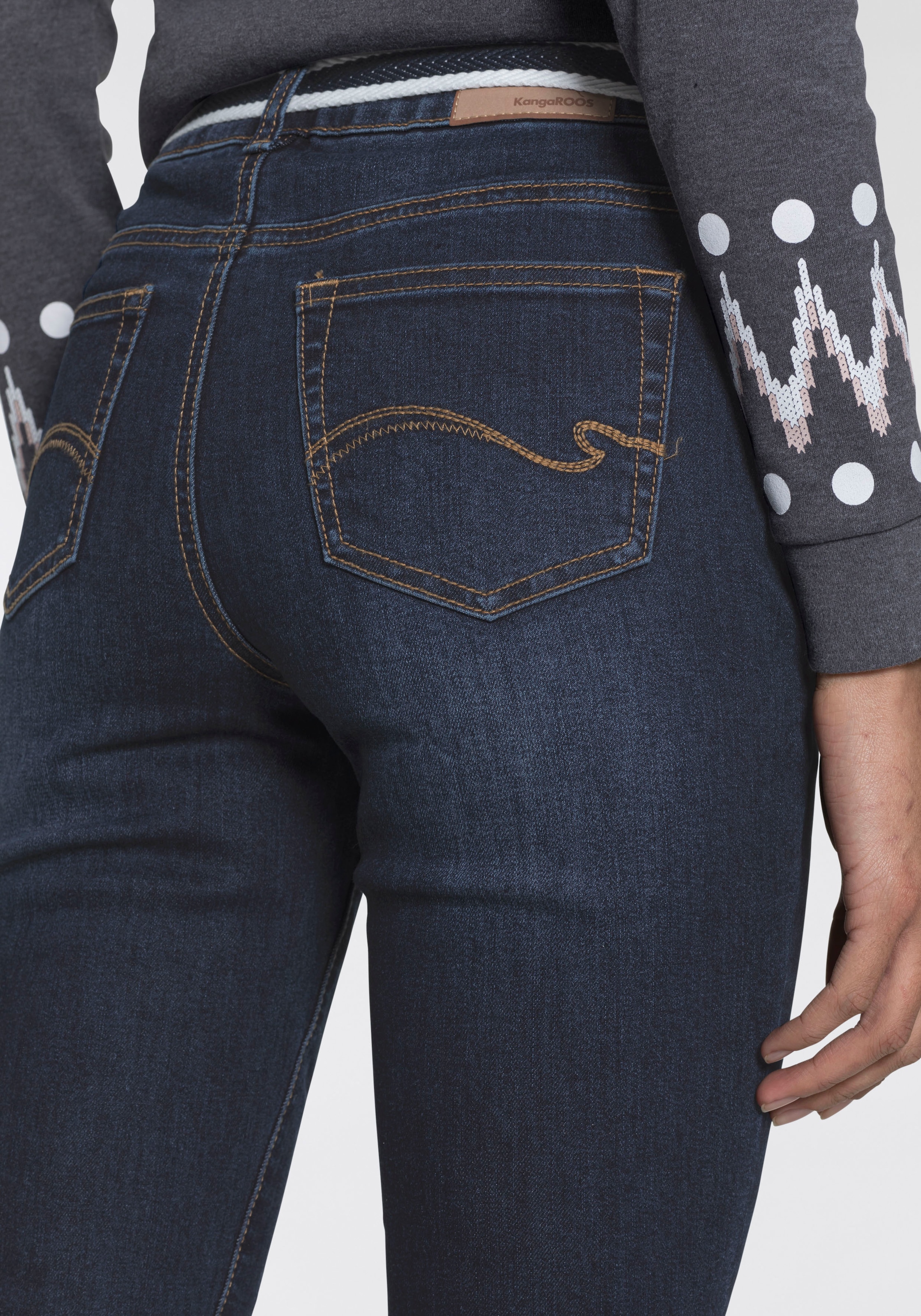 KangaROOS Caprijeans »CAPRI-JEANS mit Gürtel«, (Set, mit abnehmbarem Gürtel), Skinny Fit, mit Schlitz, normale Leibhöhe