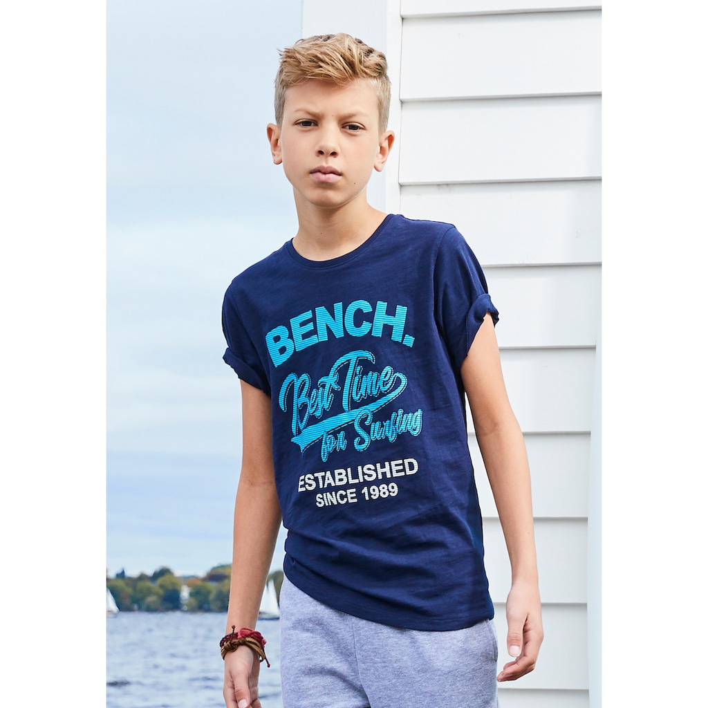 Bench. T-Shirt »Best time for surfing«