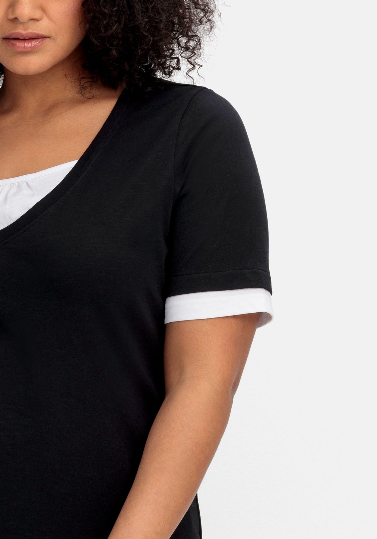 Sheego 2-in-1-Shirt »Jerseyshirt in 2-in-1-Optik, mit V-Ausschnitt«, in 2-in-1-Optik, mit V-Ausschnitt