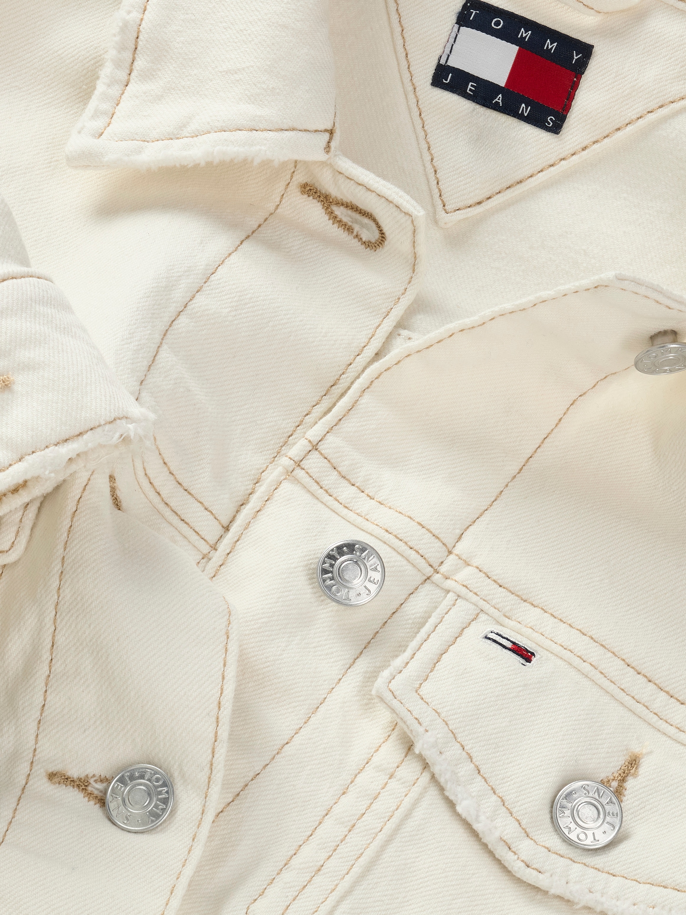 Tommy Jeans Jeansjacke »CLASSIC TRUCKER JACKET BI8194«, mit Brusttaschen, Logo-Badge
