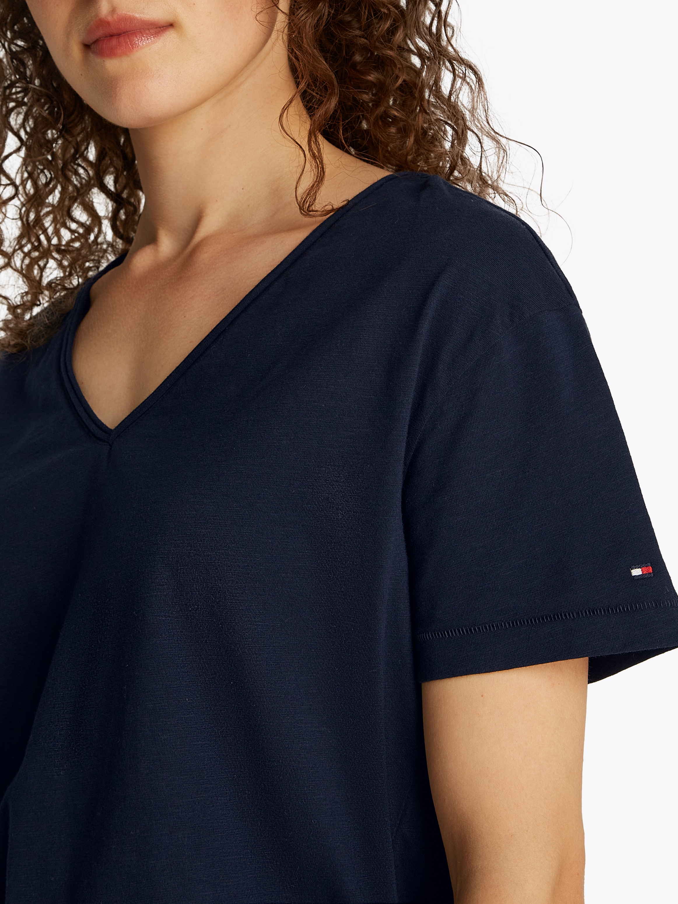 Tommy Hilfiger T-Shirt »SLUB CROP V-NK SS«, mit offener Kante, mit Logostickerei