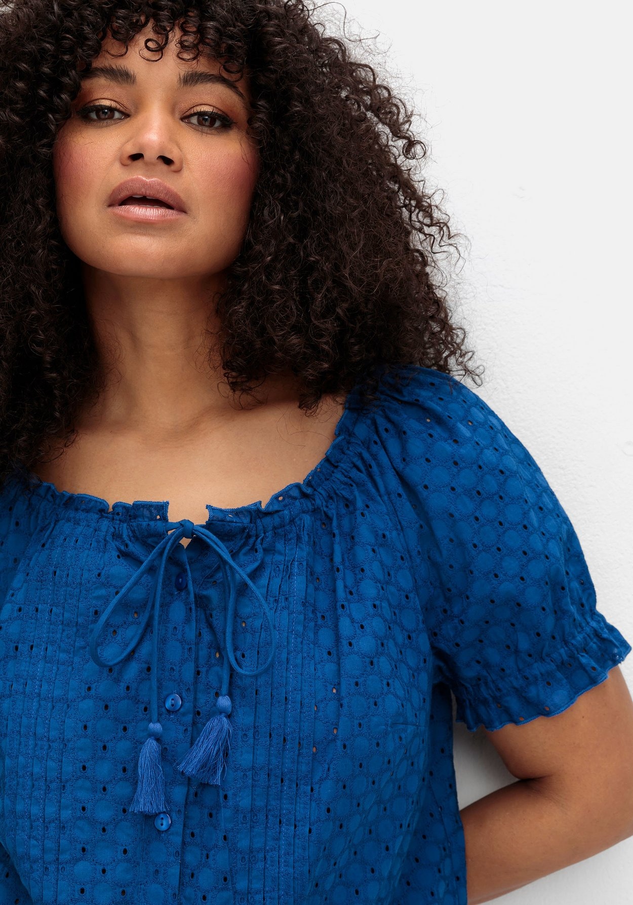 Sheego Kurzarmbluse »Bluse mit Lochstickerei und Carmen-Ausschnitt«