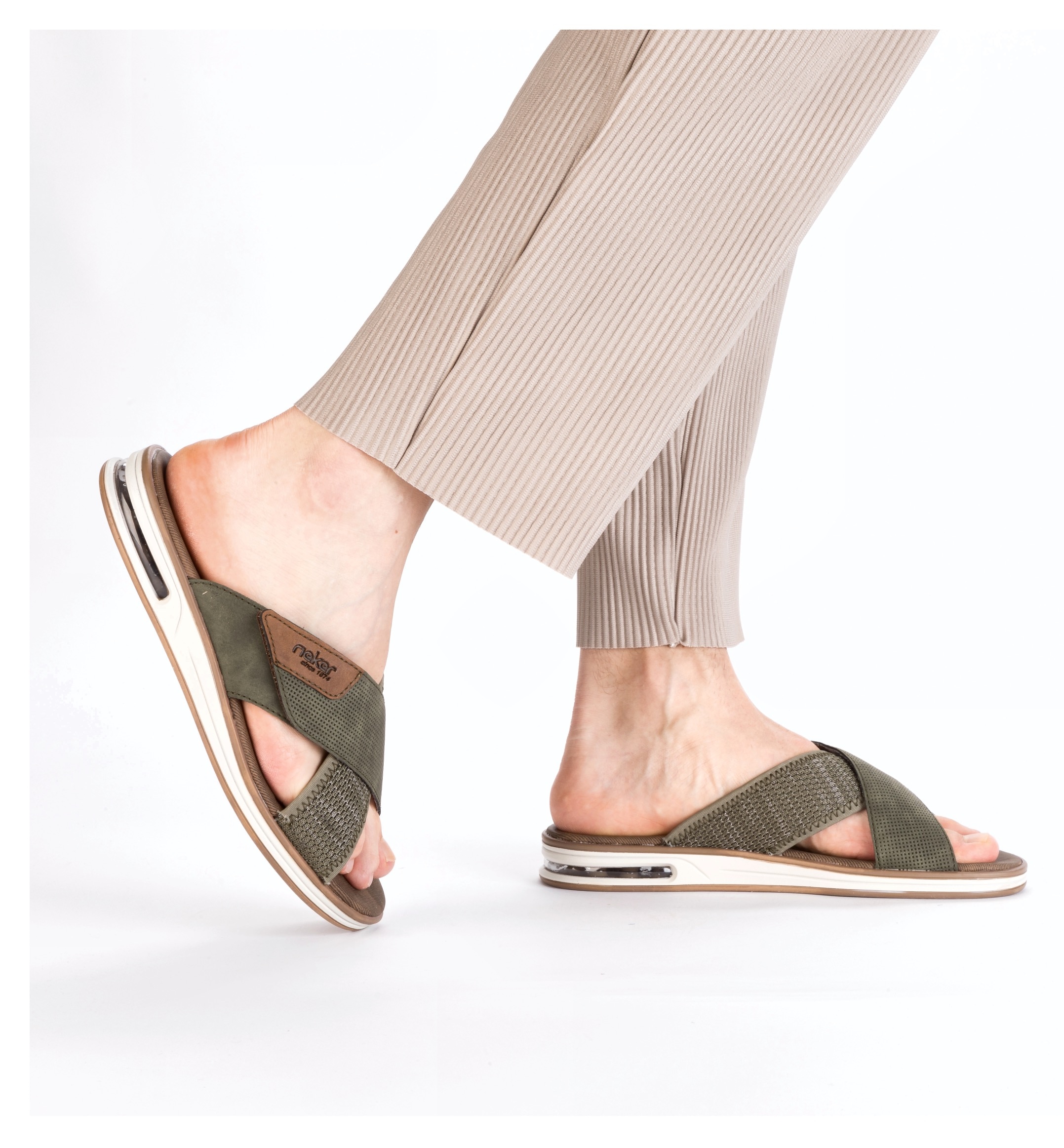 Rieker Pantolette  , Sommerschuh, Strandschuh, Schlappen, Hausschuh mit Klettverschluss