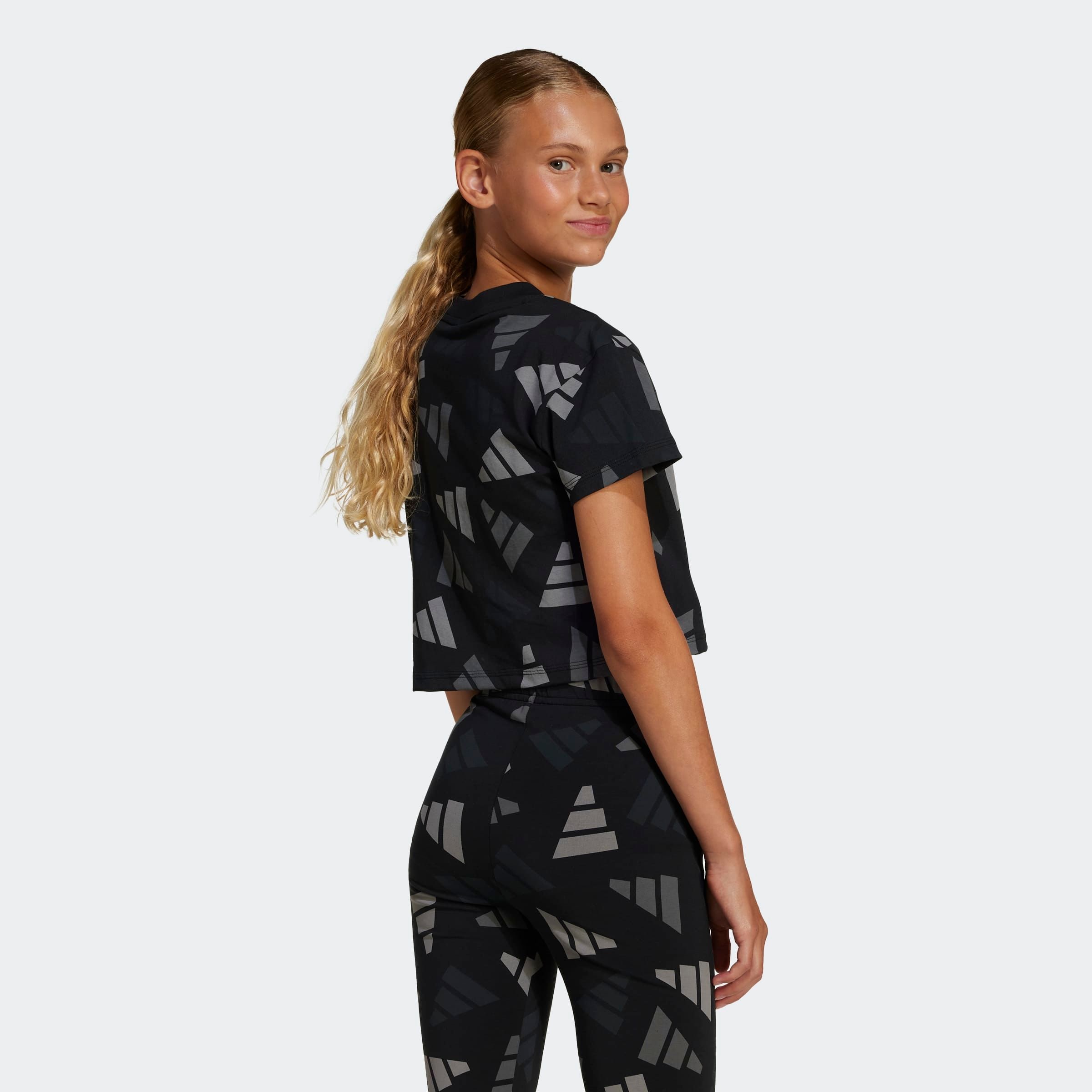 adidas Sportswear T-Shirt »SEASONAL ESSENTIALS LOGO CELEBRATION KIDS CROP« für Kinder, sportlicher Stil, Allover-Logoprint, aus Baumwolle