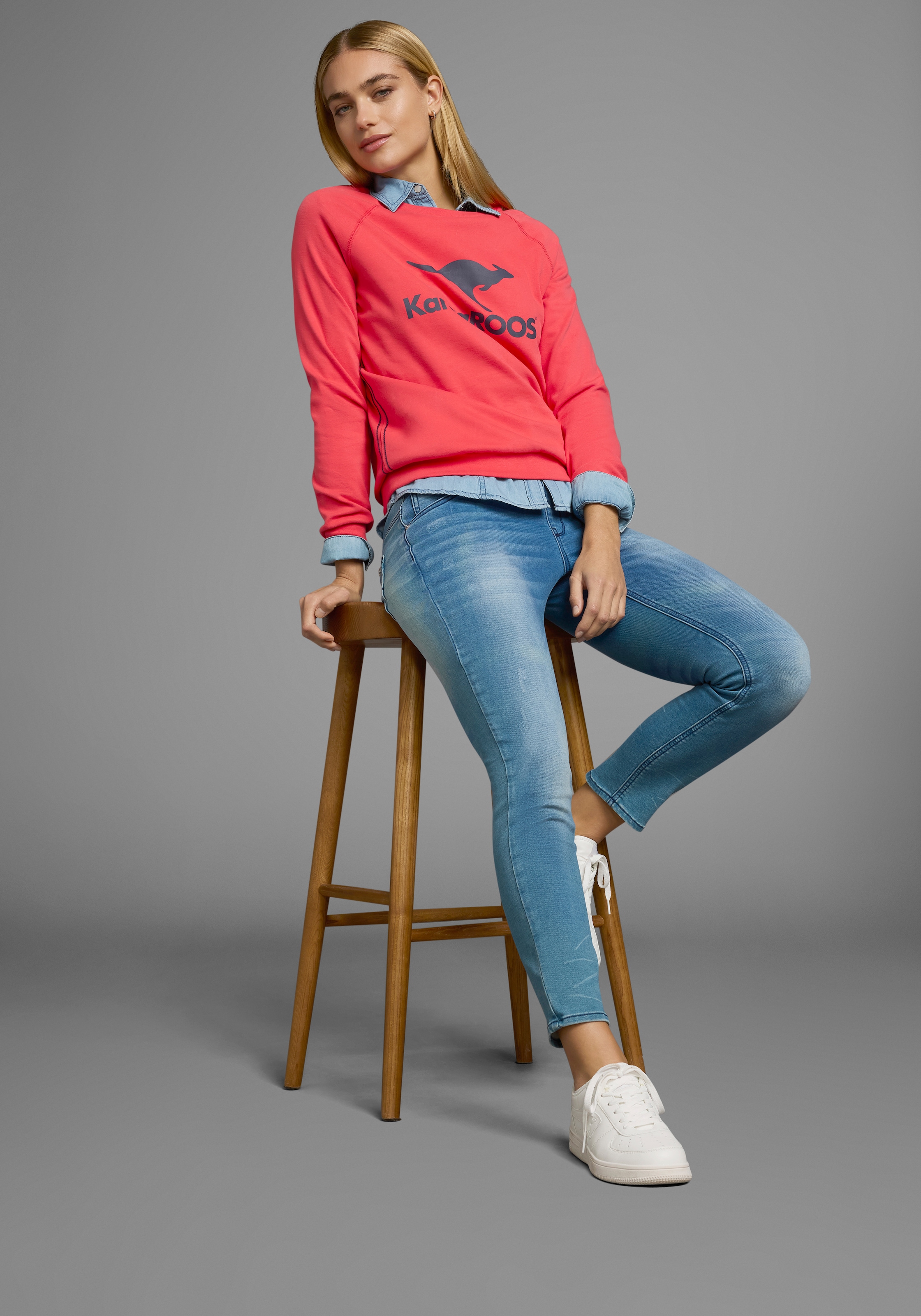 KangaROOS Sweatshirt, Langarm, figurumspielender Schnitt, mit Print, Rundhalsausschnitt