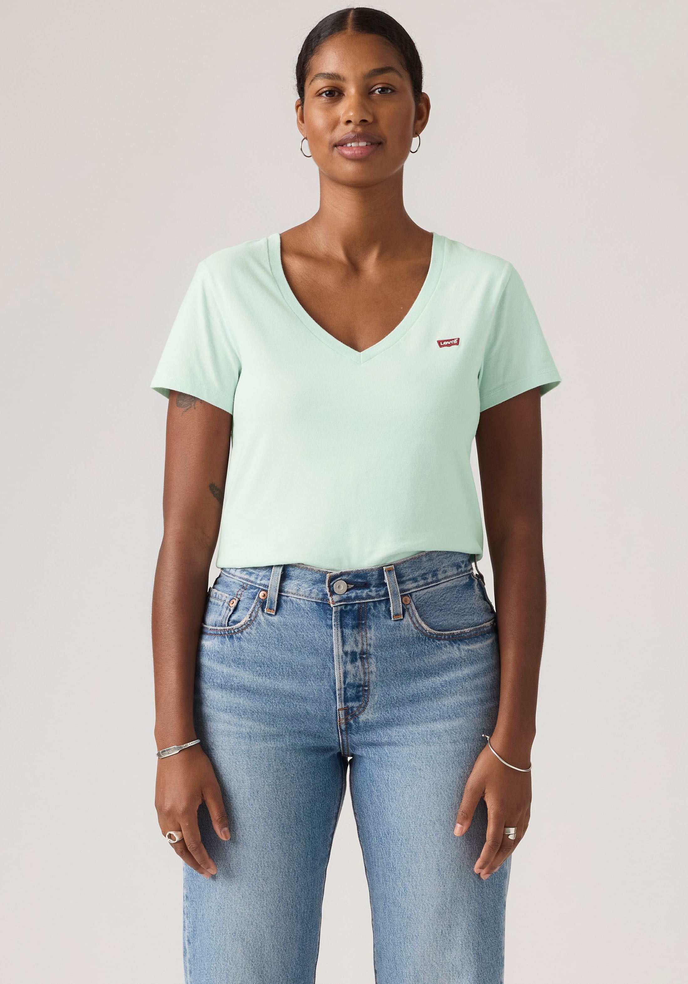 Levi's® V-Shirt »Perfect Tee« mit kleinem Batwing- Logo