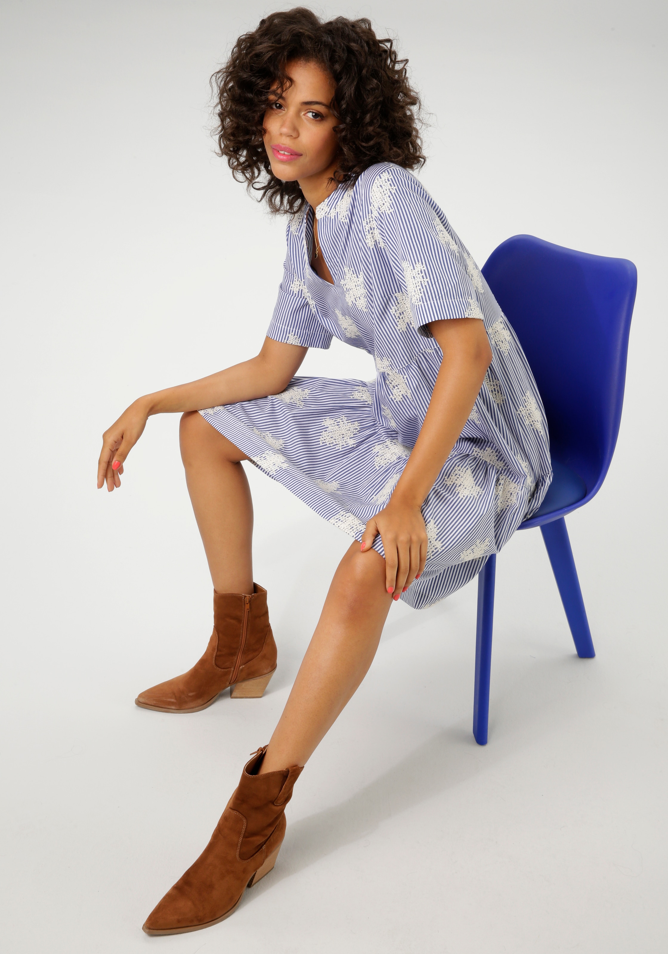 Aniston CASUAL Sommerkleid, gestreift und mit aufwändigen Stickereien verziert