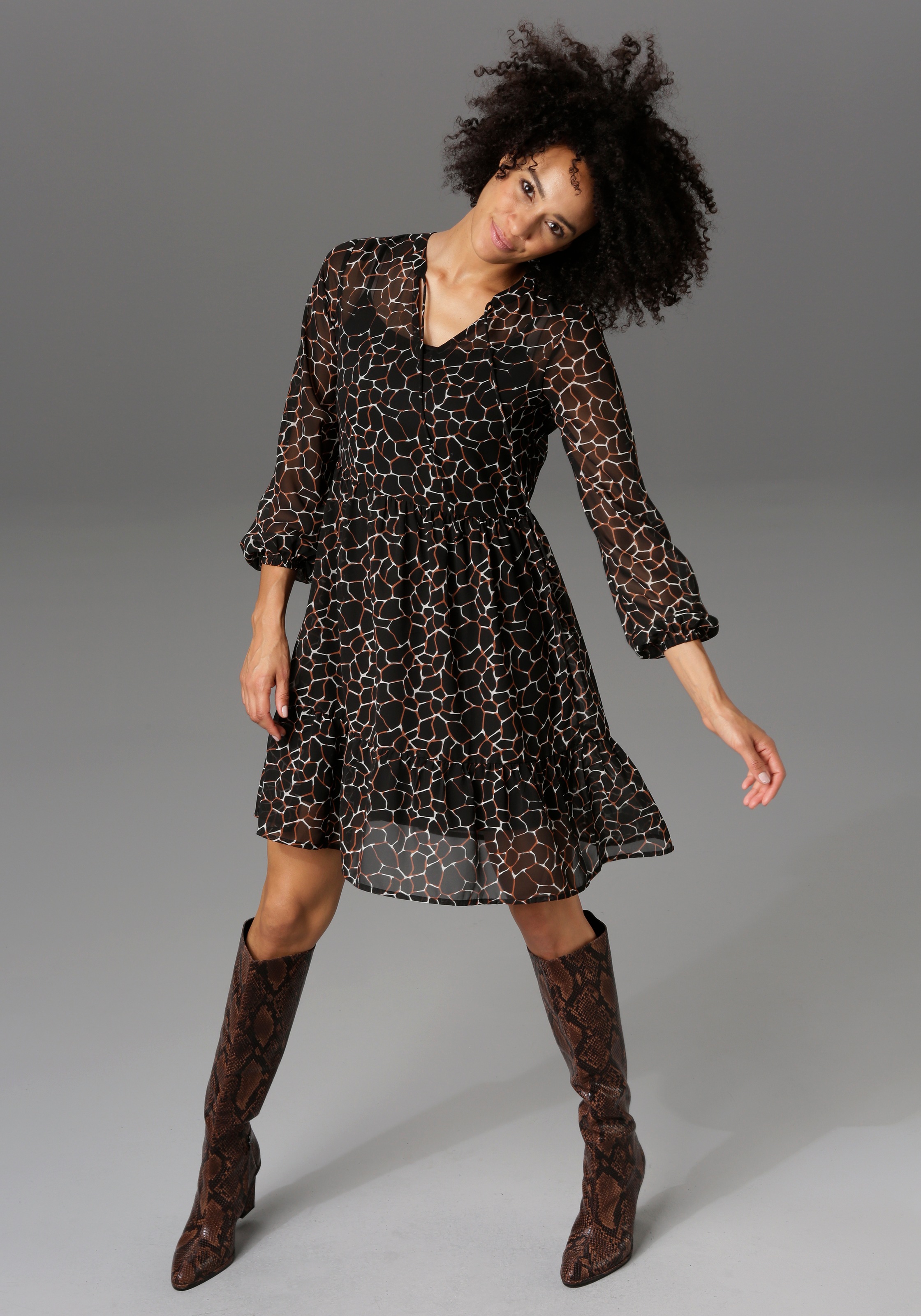 Aniston CASUAL Chiffonkleid, mit Giraffen-Print bei ♕ Universal.at
