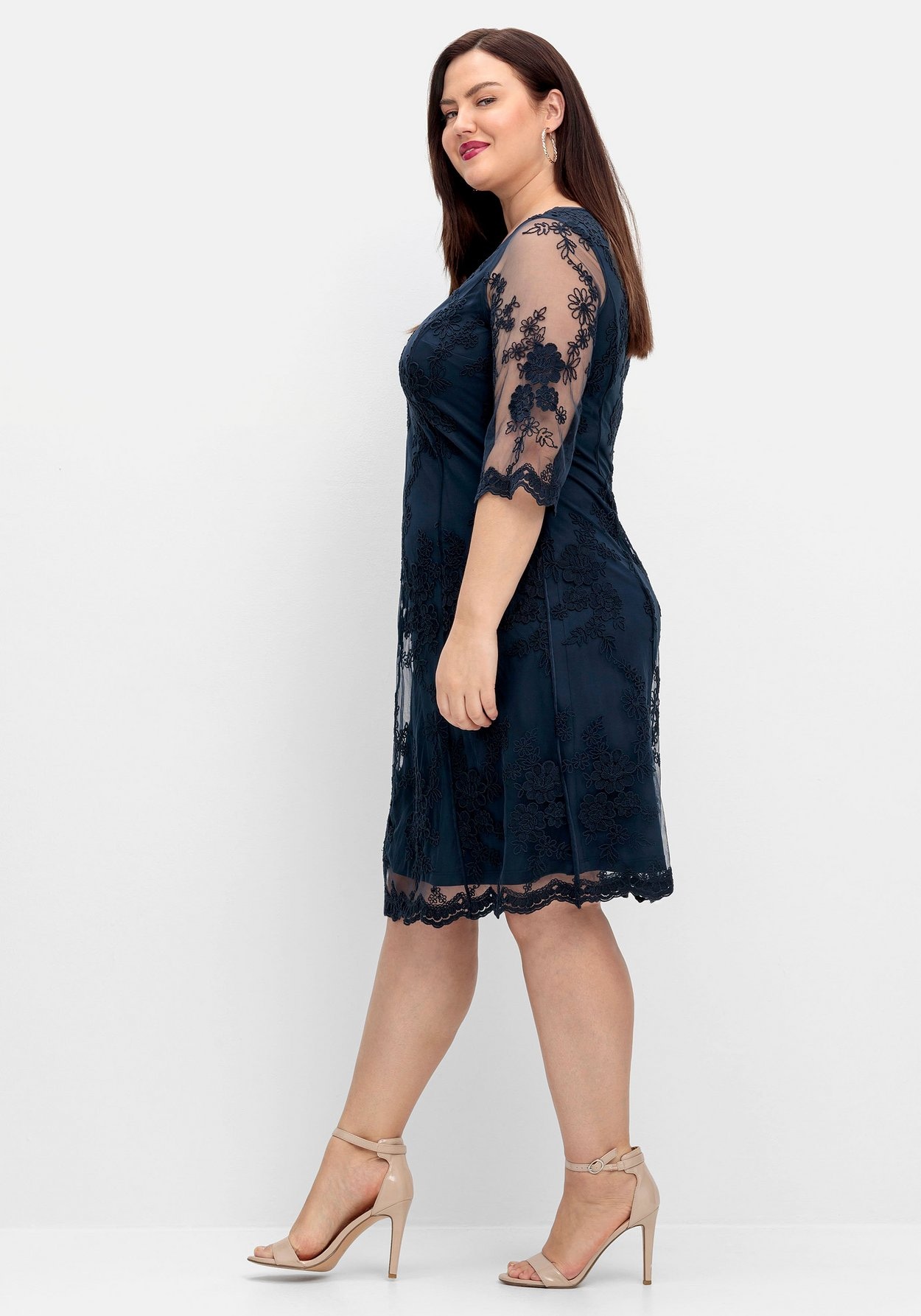 Sheego Abendkleid »Cocktailkleid aus Mesh, mit floraler Stickerei«