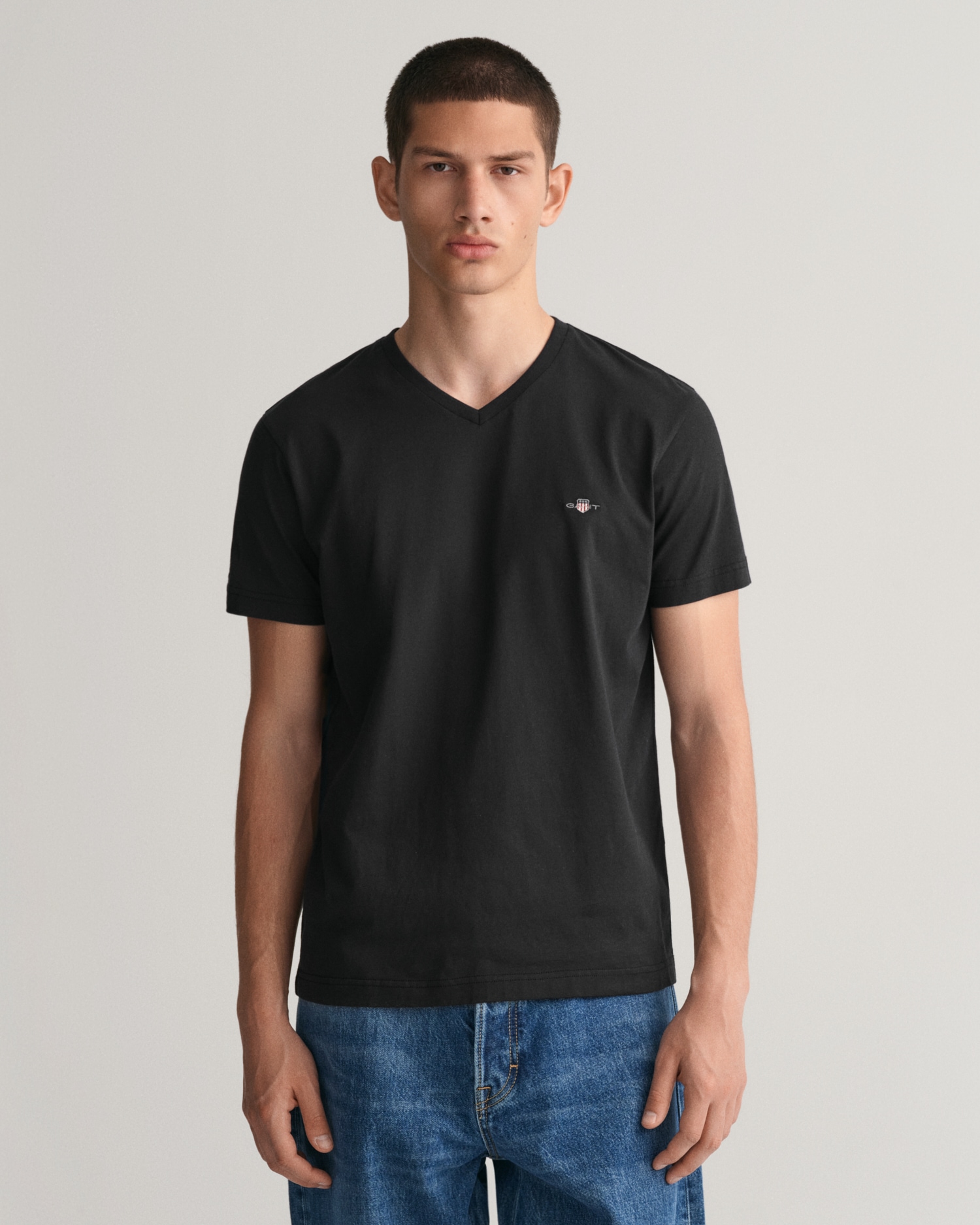 Gant T-Shirt einer der »SLIM ♕ kleinen mit bei Logostickerei auf T-SHIRT«, SHIELD Brust V-NECK