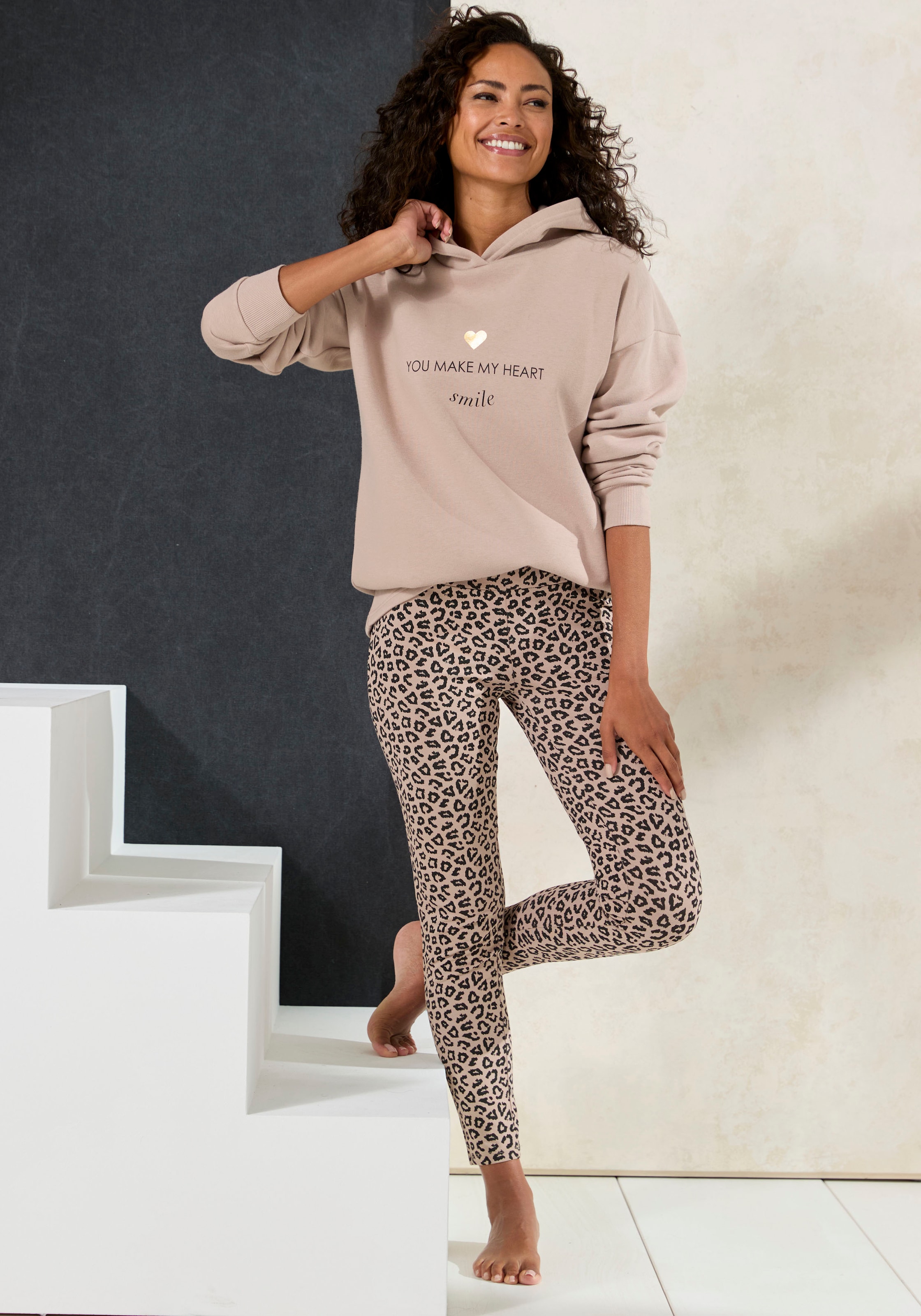 LASCANA Leggings, Sweatleggings mit breitem Bündchen im Leo-Print, Loungewear