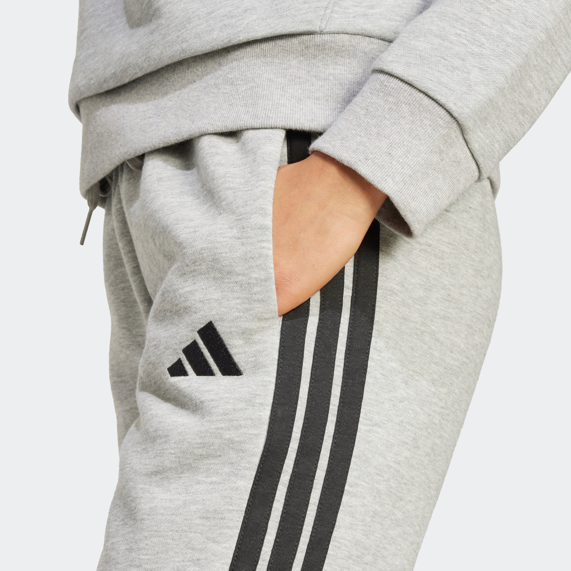 adidas Sportswear Sporthose »ESSENTIALS 3-STREIFEN FLEECE-, SCHMAL GESCHNITTEN«  schmal geschnitten, für vielseitige Aktivitäten, aus Baumwollmix