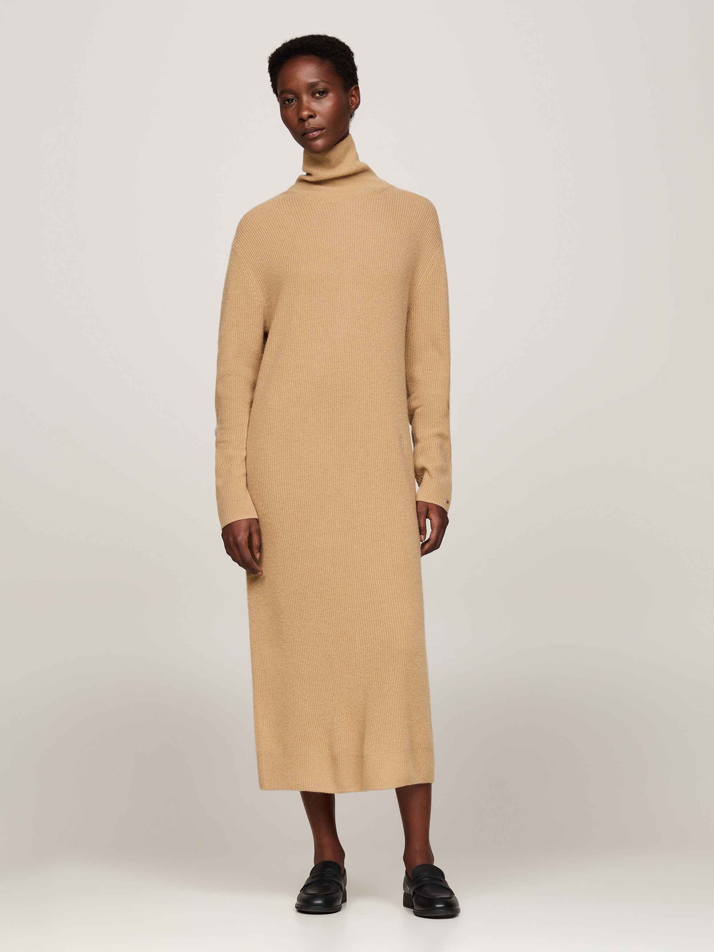 Tommy Hilfiger Strickkleid »WOOL CASH ROLL-NK LONG DRESS«, mit Logostickerei, in Rippoptik