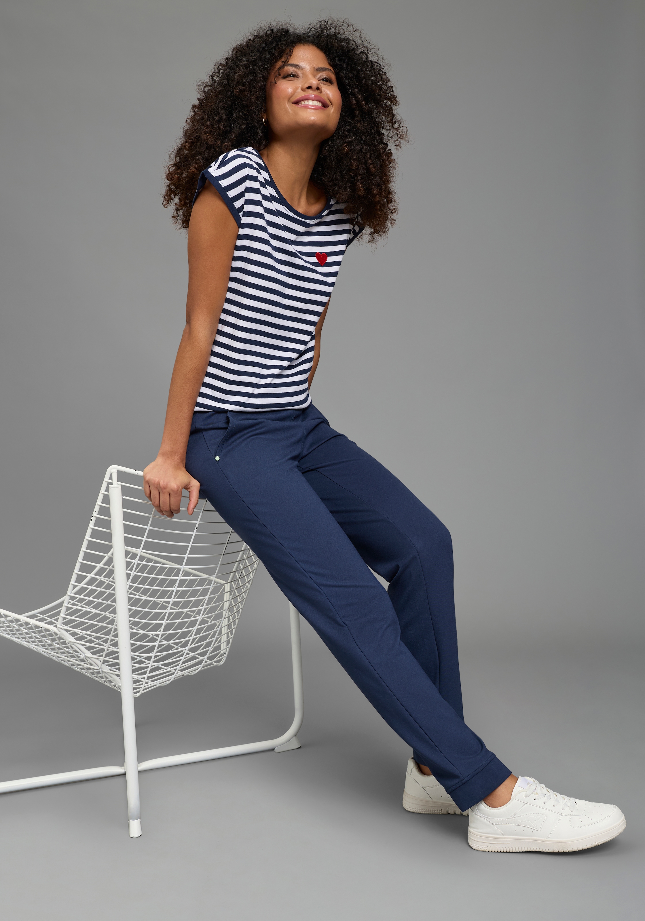 AJC Rundhalsshirt figurumspielende Passform, Rundhalsausschnitt mit Blende