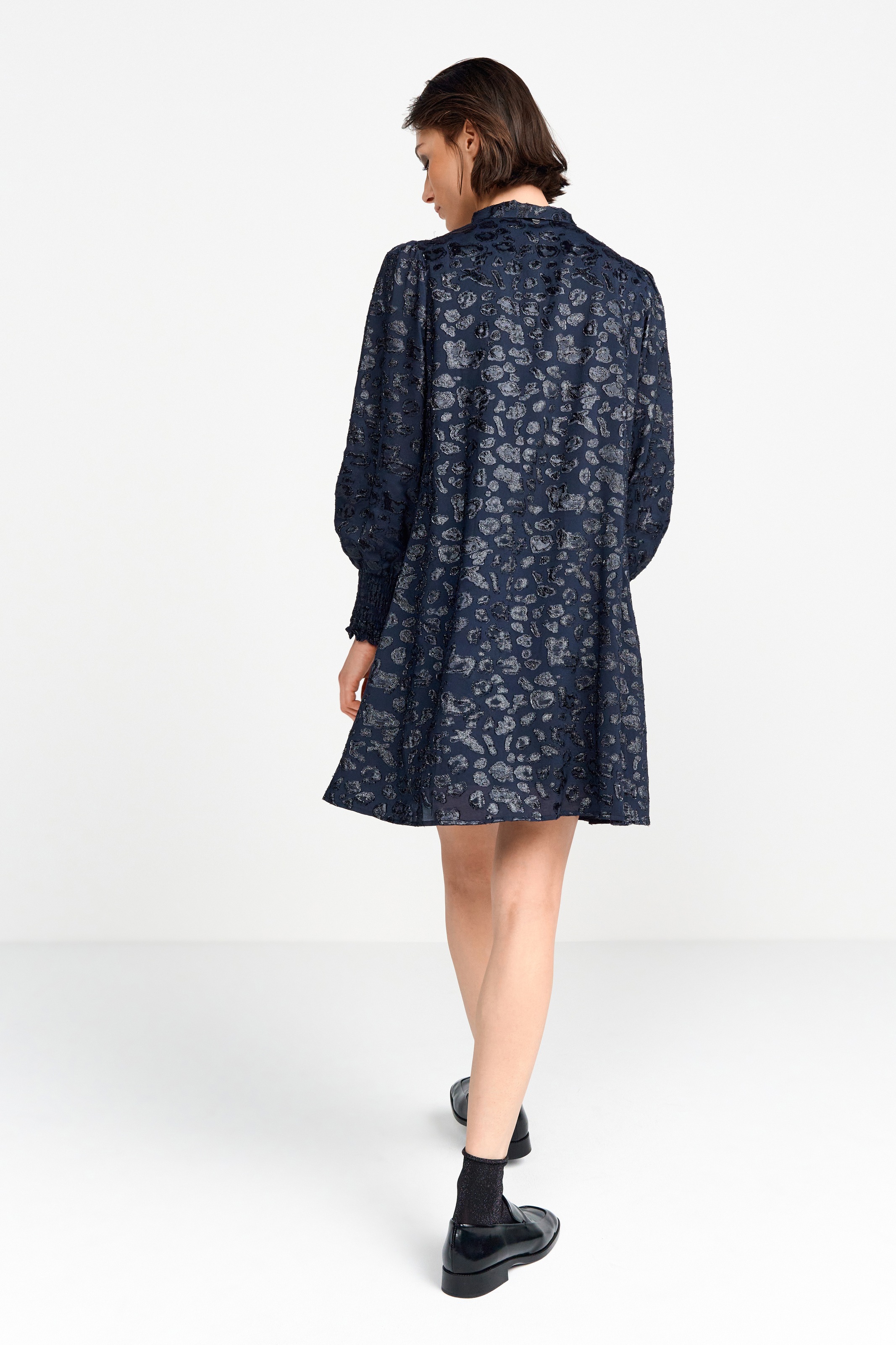 RICHROYAL Minikleid, in schimmerndem Jacquard-Look mit Leo-Ausbrenner