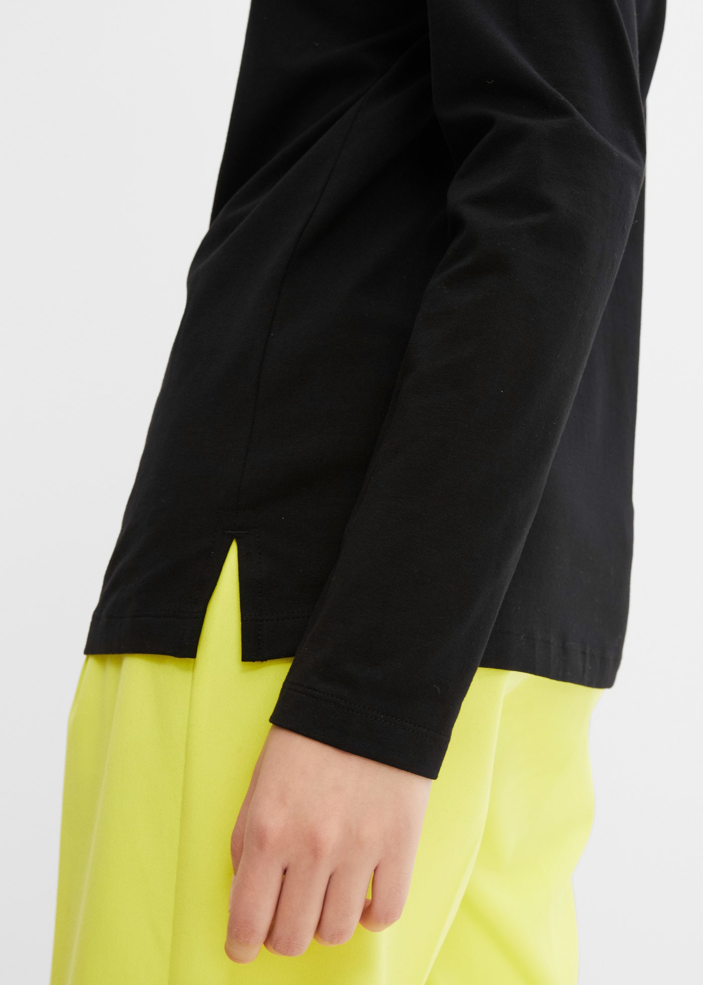 bonprix Langarmshirt bequeme Passform, Langarm, tolle Ösen-Details