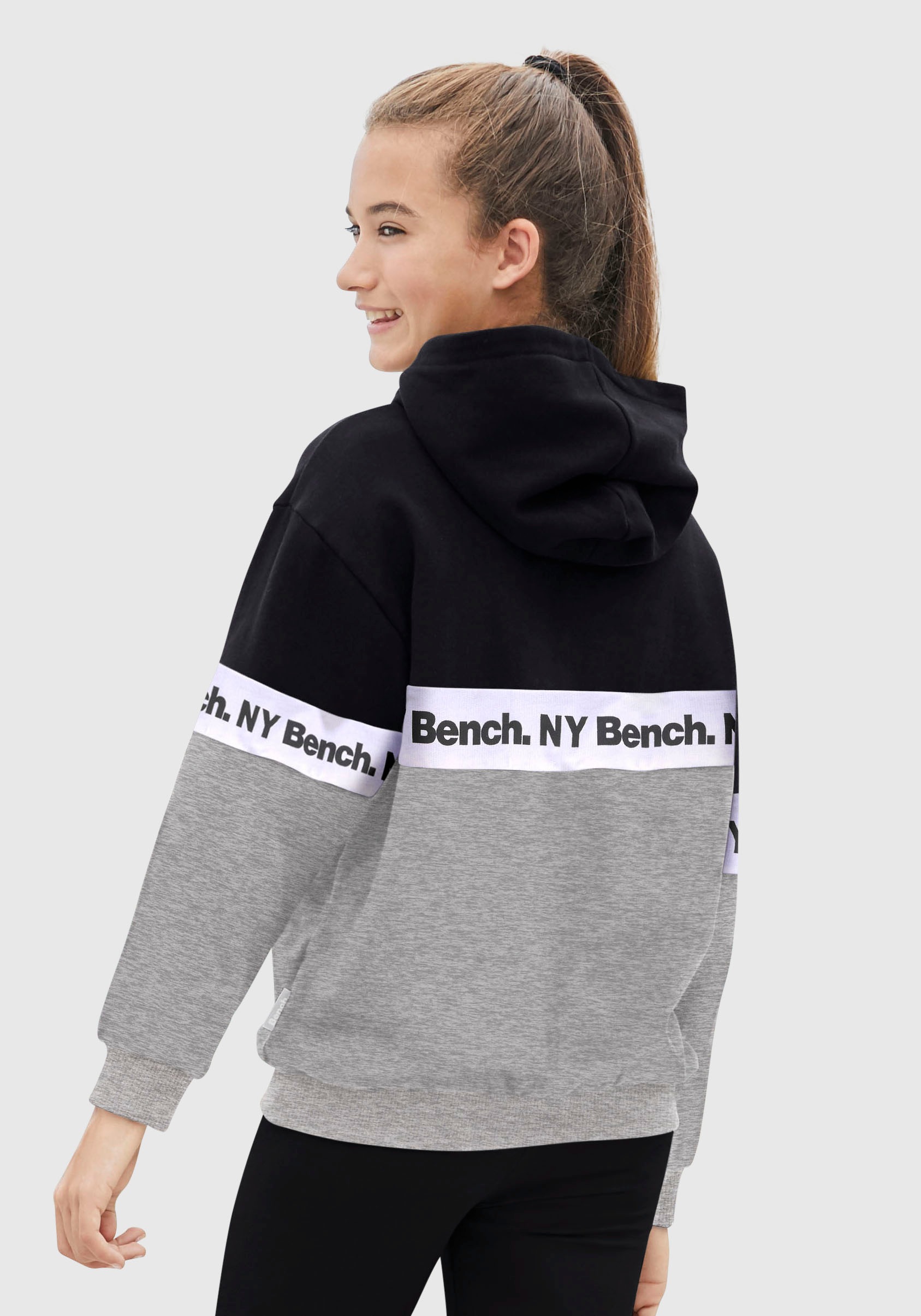 Bench. Kapuzensweatshirt, mit fortlaufendem Logodruck bei ♕