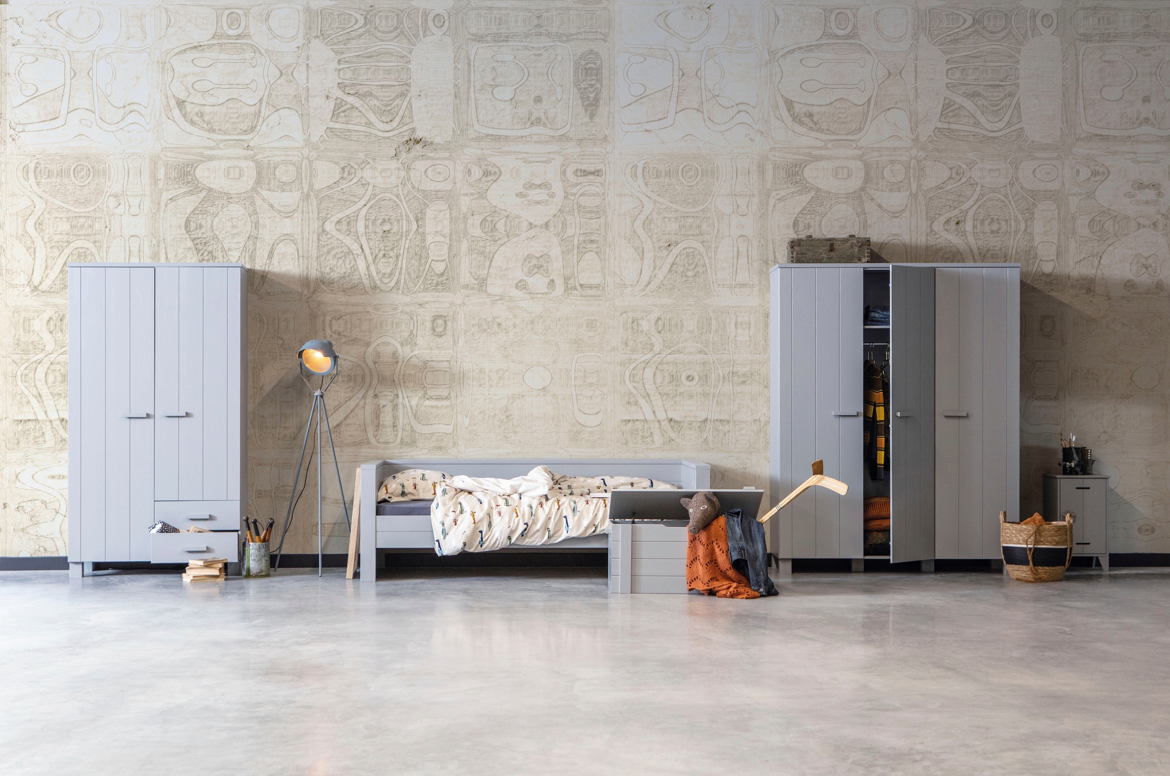 WOOOD Kleiderschrank »Dennis mit gebürsteter Oberfläche (3-türig)« FSC® Massivkiefer, gebürstet, Hang- und Legbereich